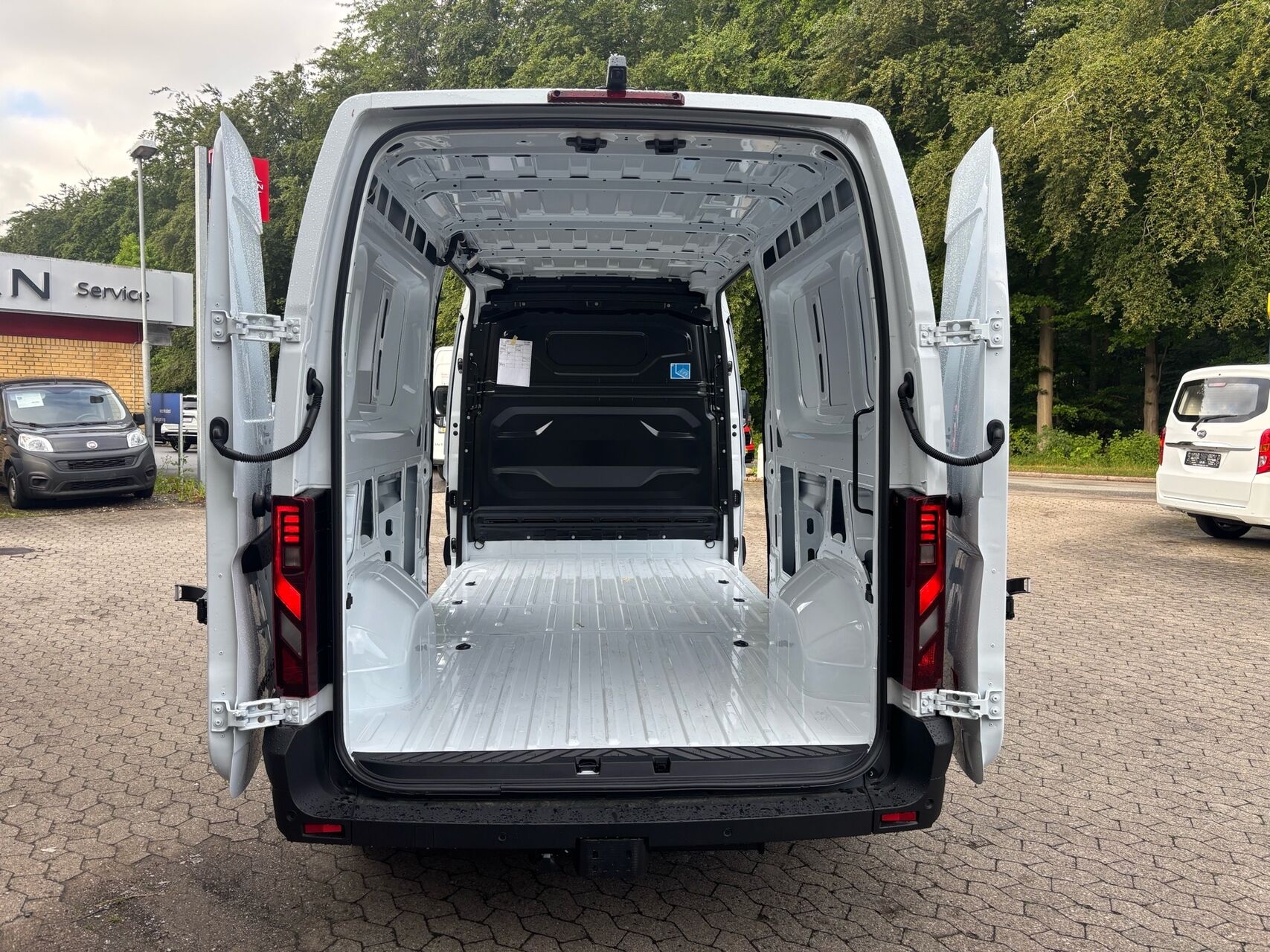 Billede af Nissan Interstar L3H2 2,0 DCi Tekna 170HK Van 9g Aut.