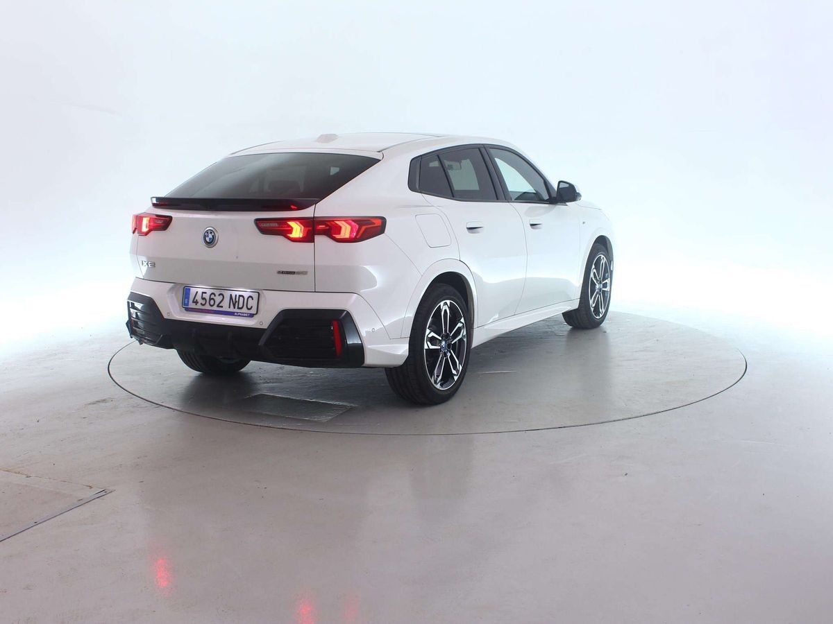 Billede af BMW iX2 eDrive20 Fully Charged 204HK 5d Aut.
