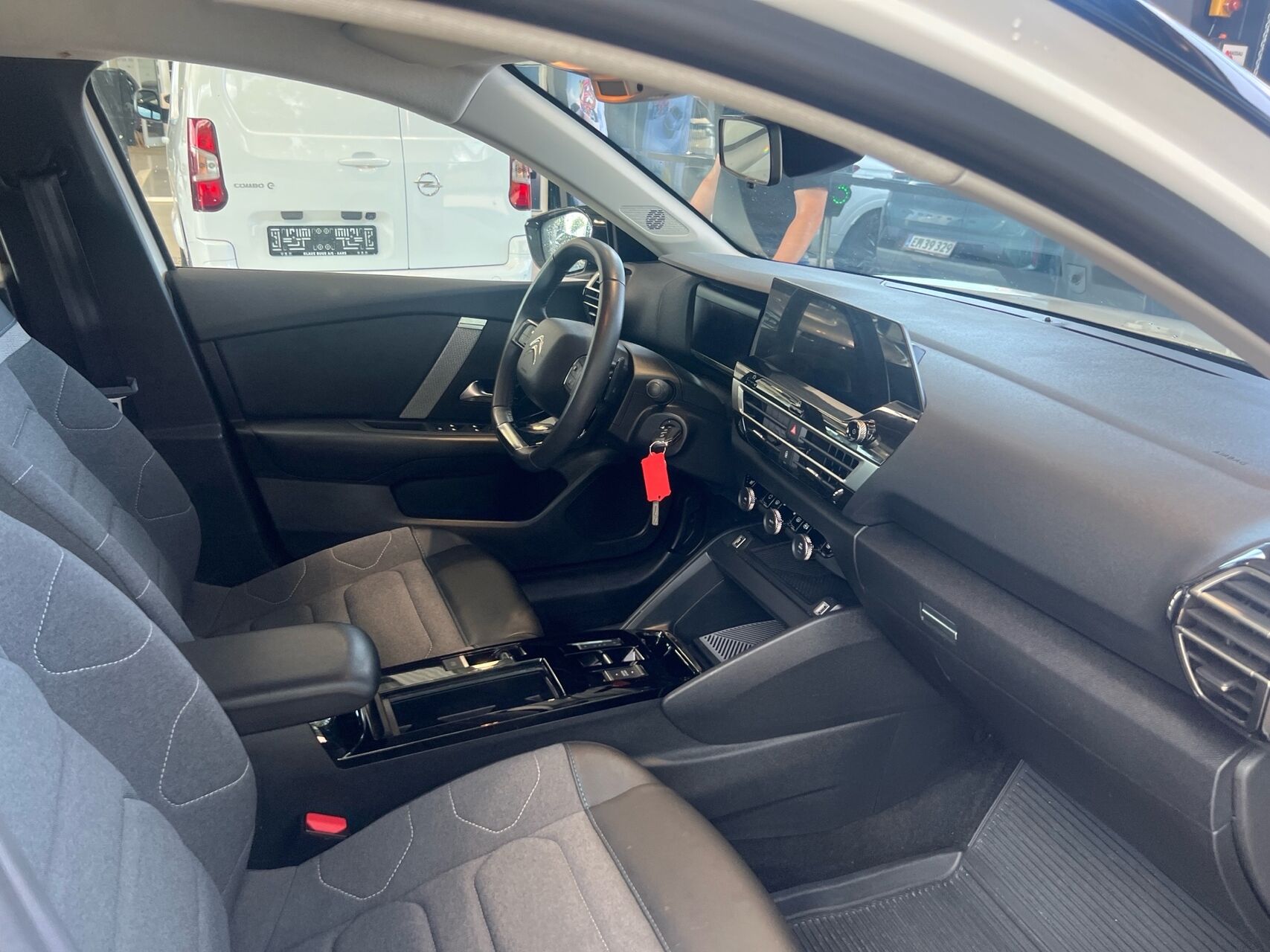 Billede af Citroën C4 1,2 PureTech Chevron Sport EAT8 130HK 5d 8g Aut.