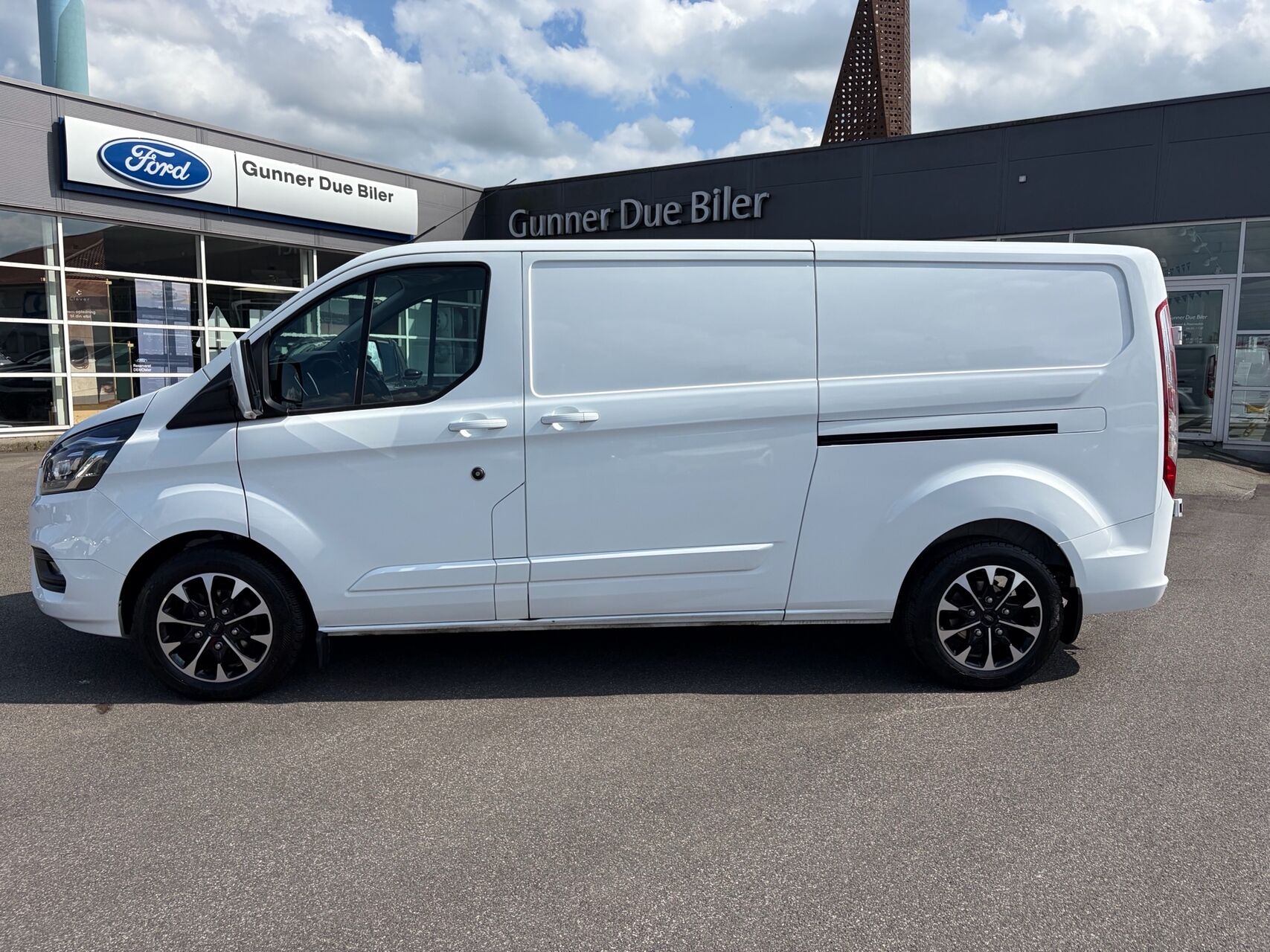 Billede af Ford Transit Custom 300 L2H1 2,0 TDCi Limited 170HK Van 6g Aut.