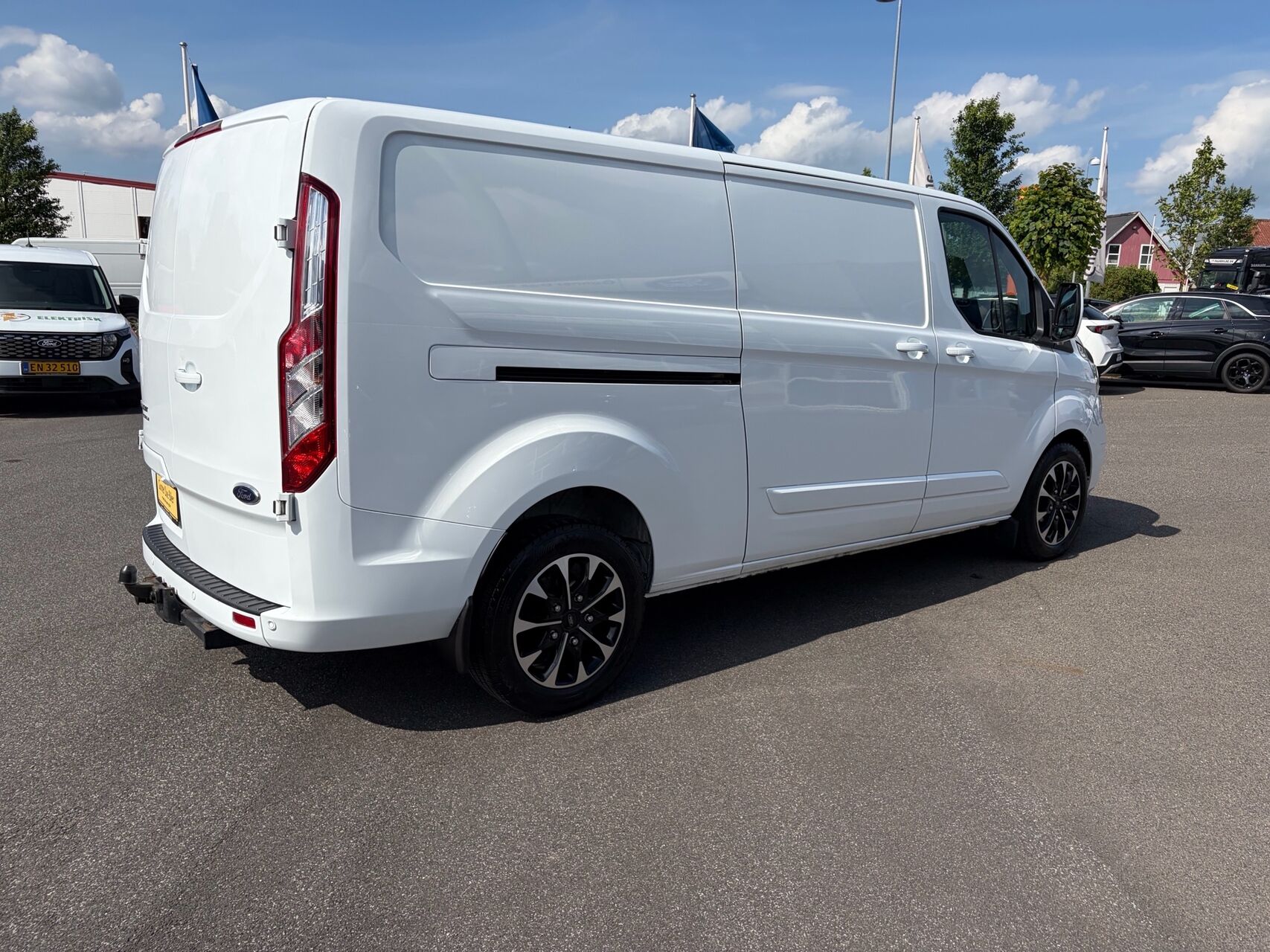 Billede af Ford Transit Custom 300 L2H1 2,0 TDCi Limited 170HK Van 6g Aut.