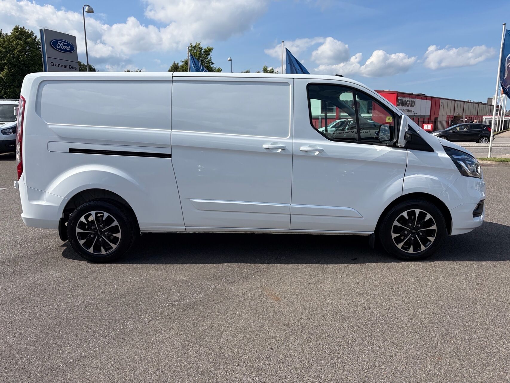 Billede af Ford Transit Custom 300 L2H1 2,0 TDCi Limited 170HK Van 6g Aut.