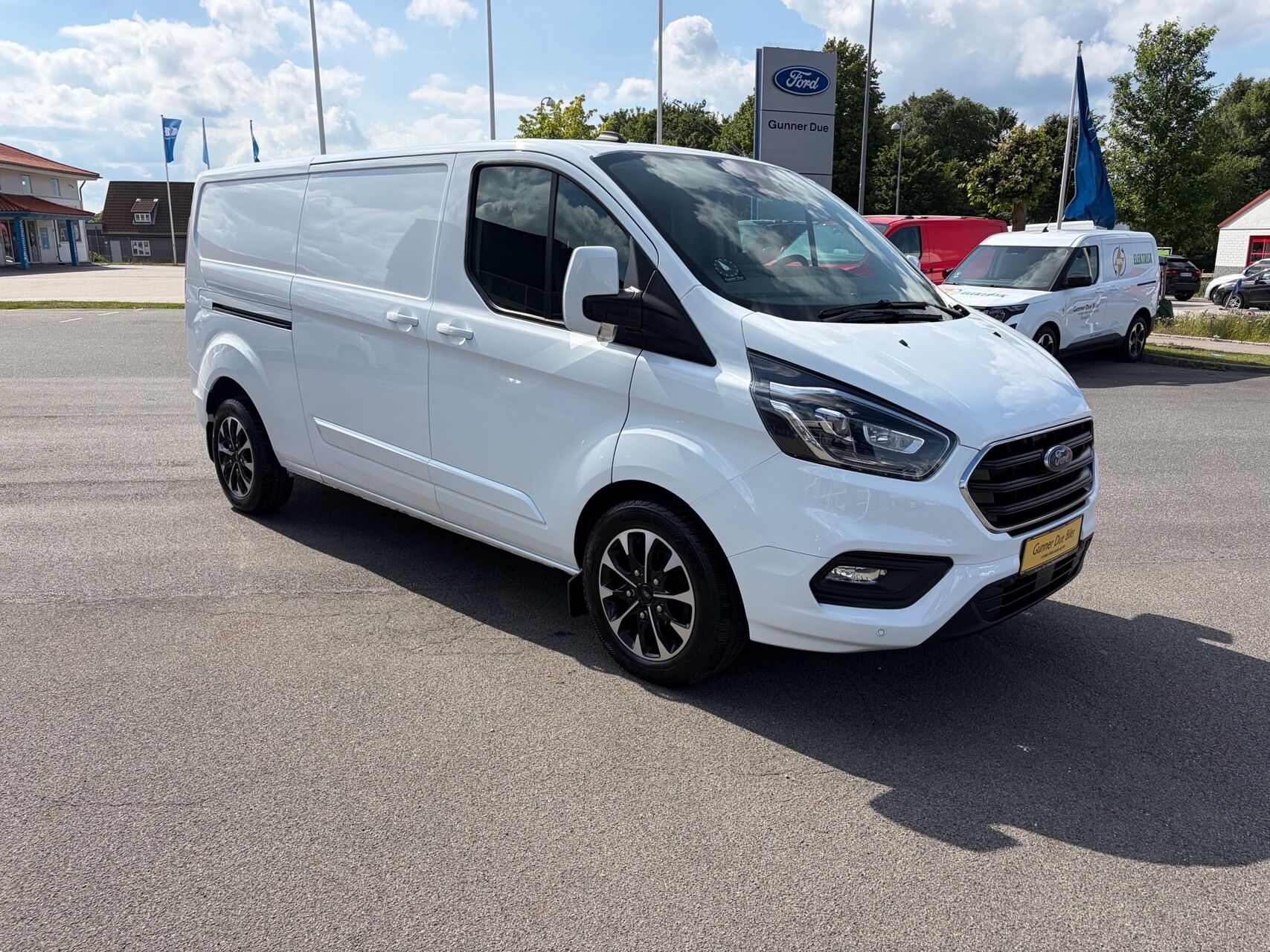 Billede af Ford Transit Custom 300 L2H1 2,0 TDCi Limited 170HK Van 6g Aut.