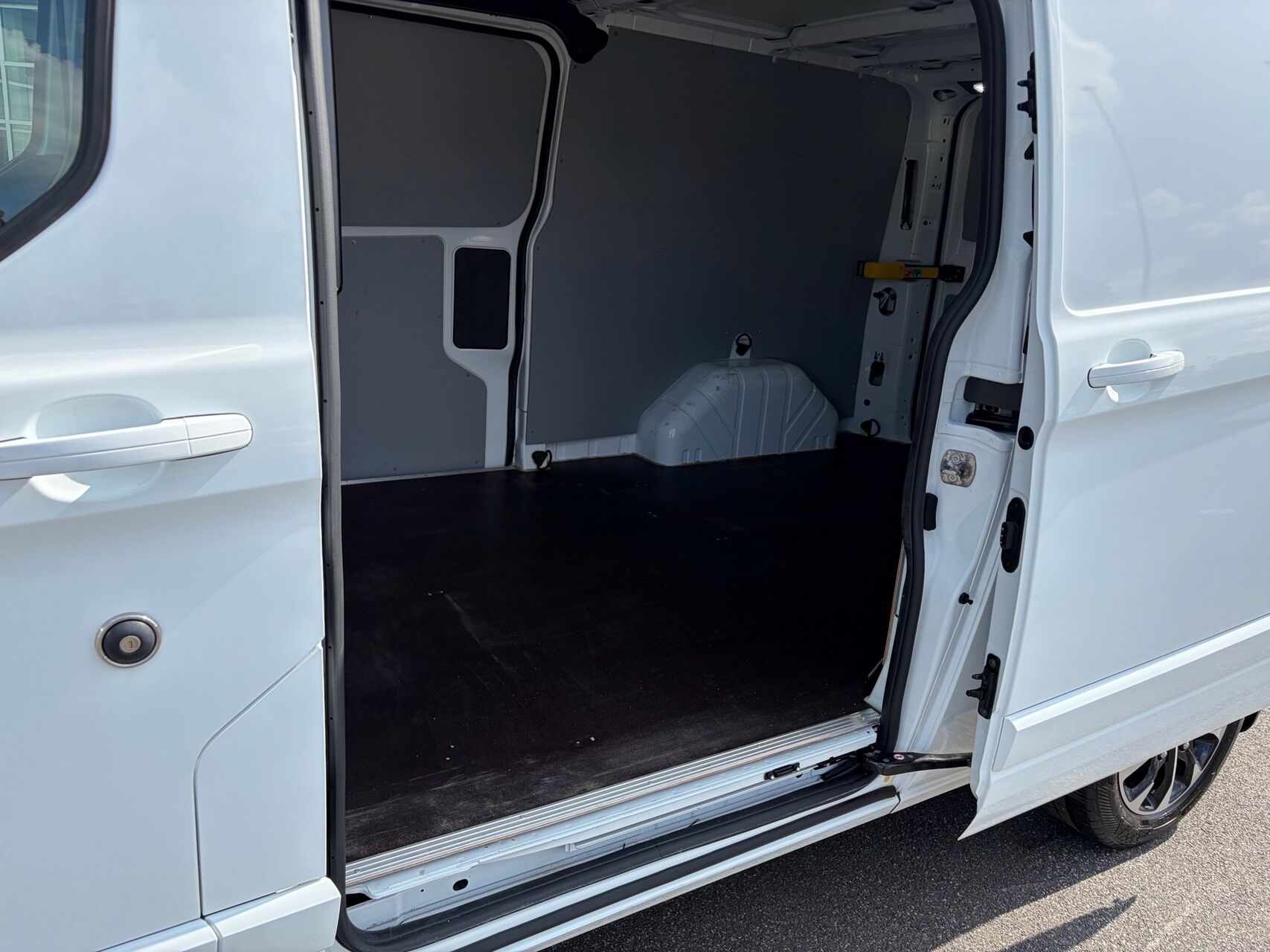 Billede af Ford Transit Custom 300 L2H1 2,0 TDCi Limited 170HK Van 6g Aut.