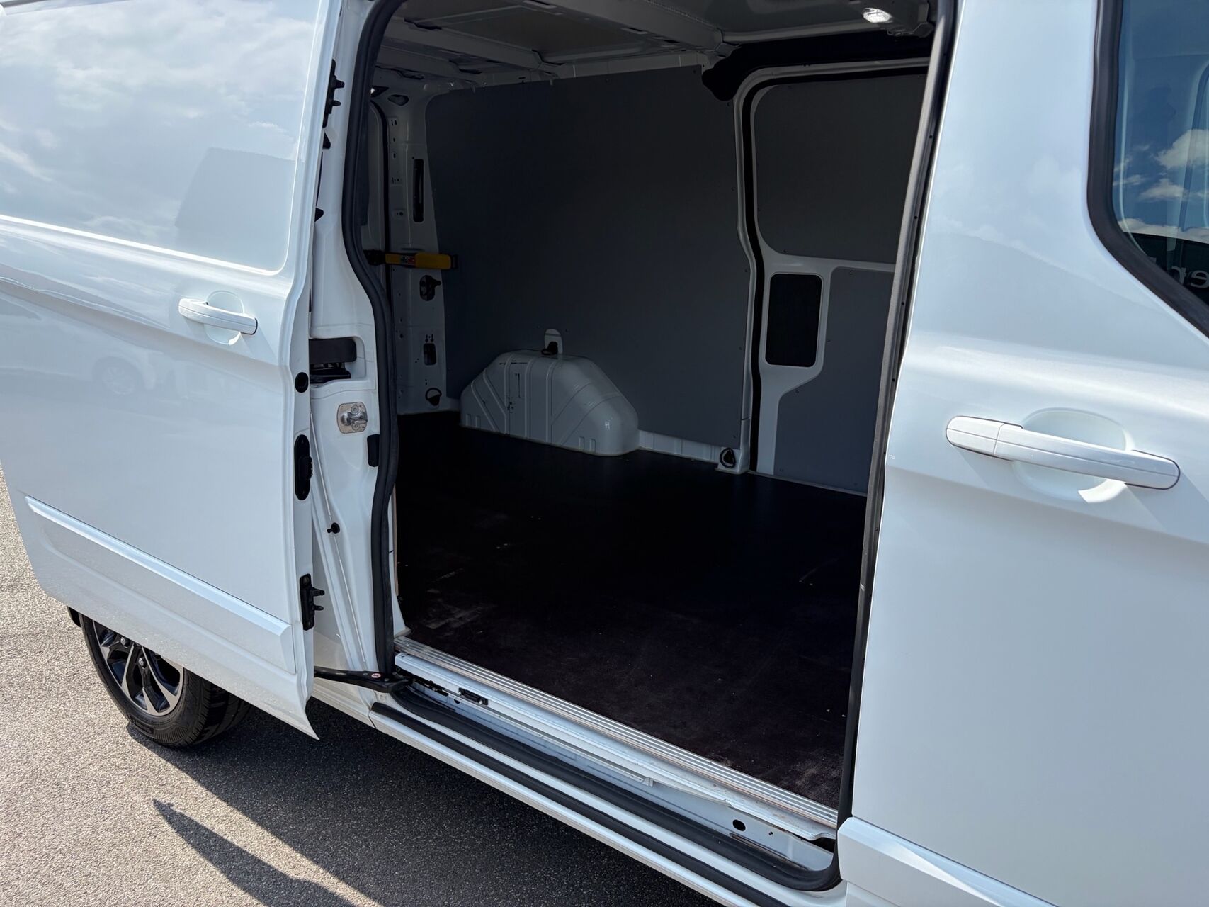 Billede af Ford Transit Custom 300 L2H1 2,0 TDCi Limited 170HK Van 6g Aut.