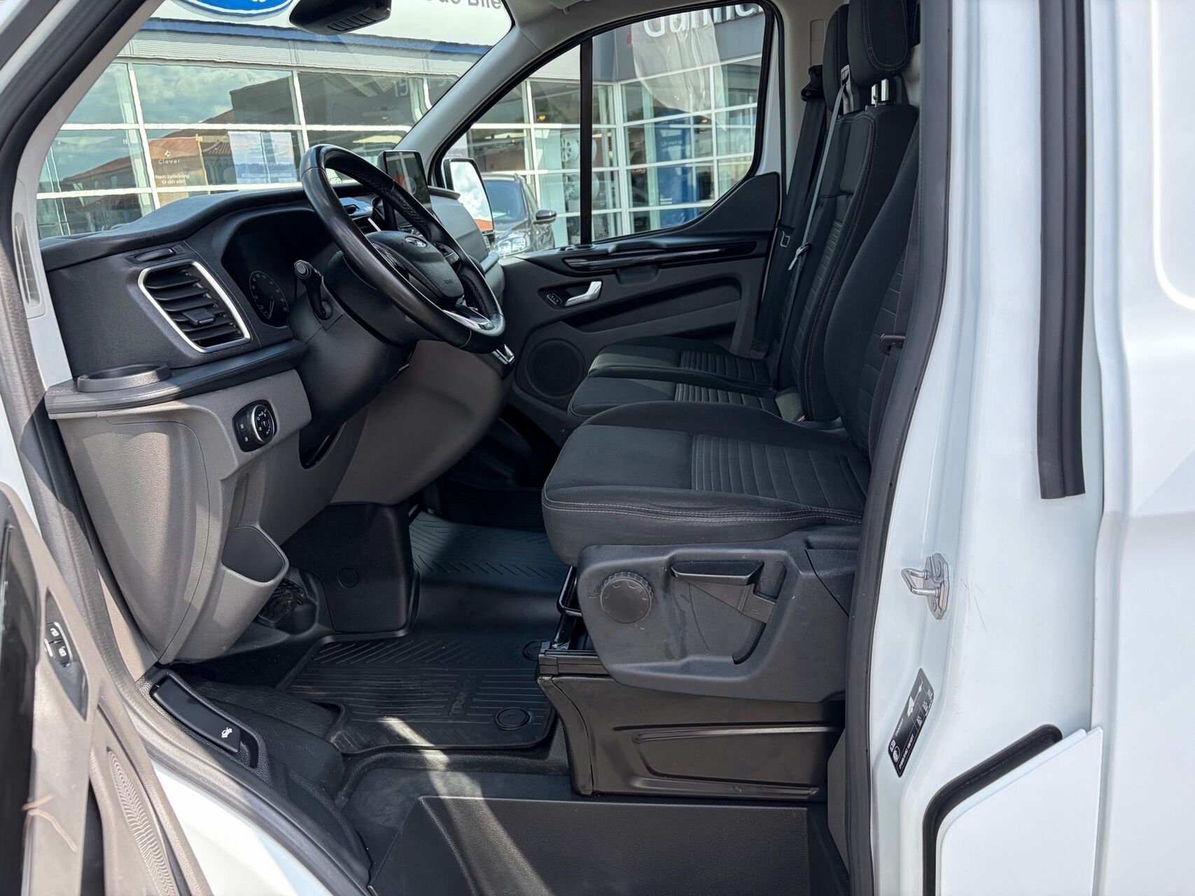 Billede af Ford Transit Custom 300 L2H1 2,0 TDCi Limited 170HK Van 6g Aut.