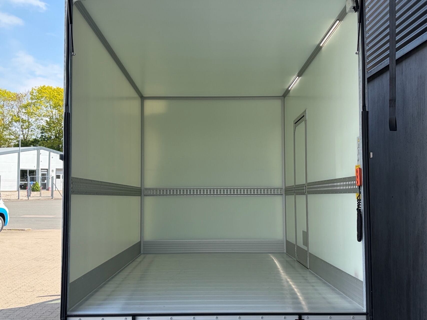 Billede af Iveco Daily 35S18 4100mm 3,0 D 180HK Ladv./Chas. 8g Aut.
