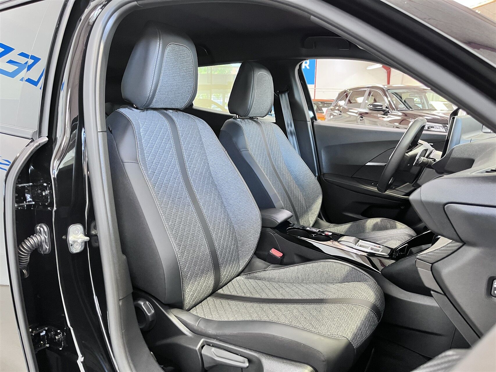 Billede af Peugeot 2008 1,2 PureTech Allure EAT8 130HK 5d 8g Aut.
