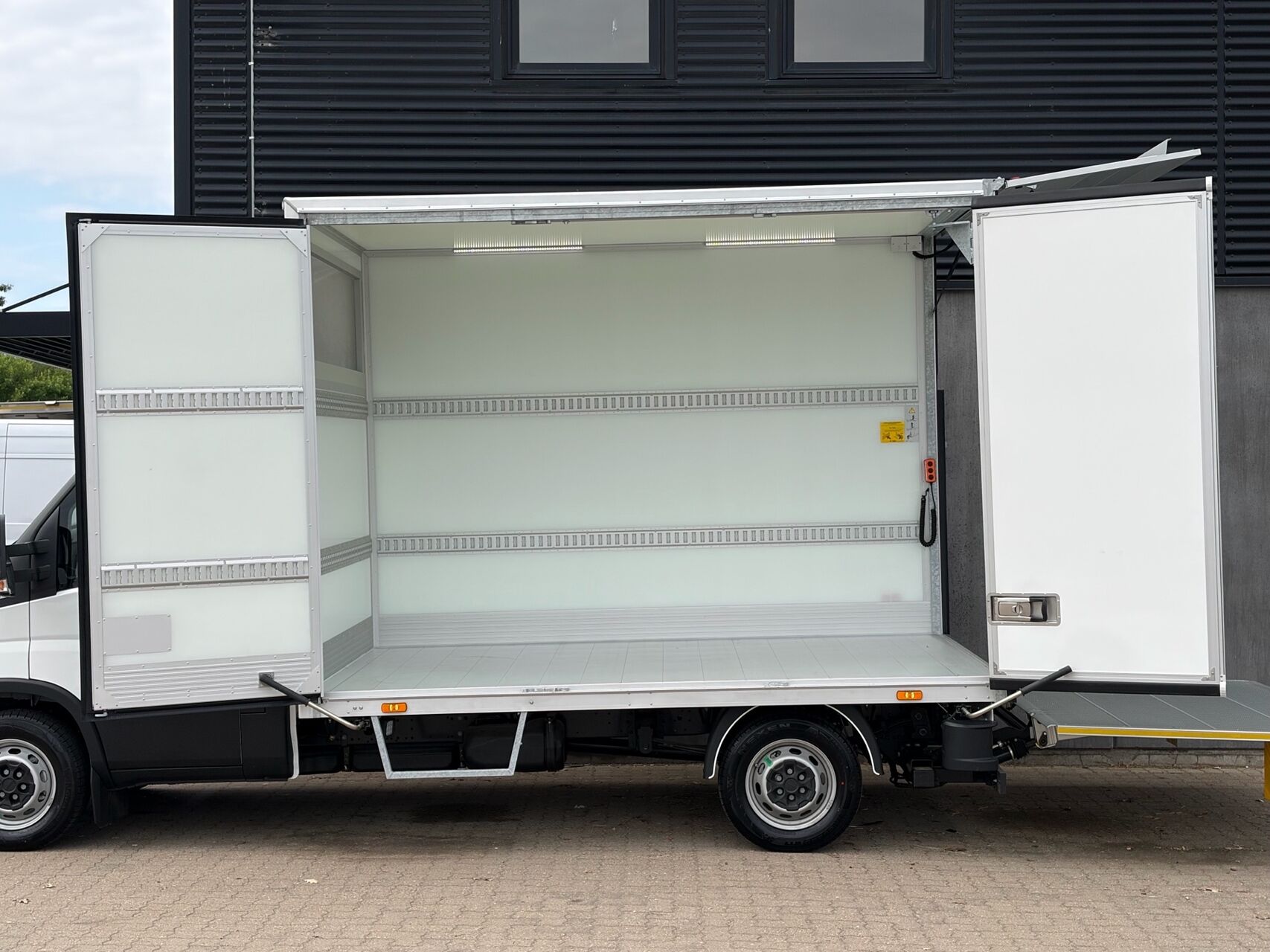 Billede af Iveco Daily 35S18 3750mm 3,0 D 180HK Ladv./Chas. 8g Aut.