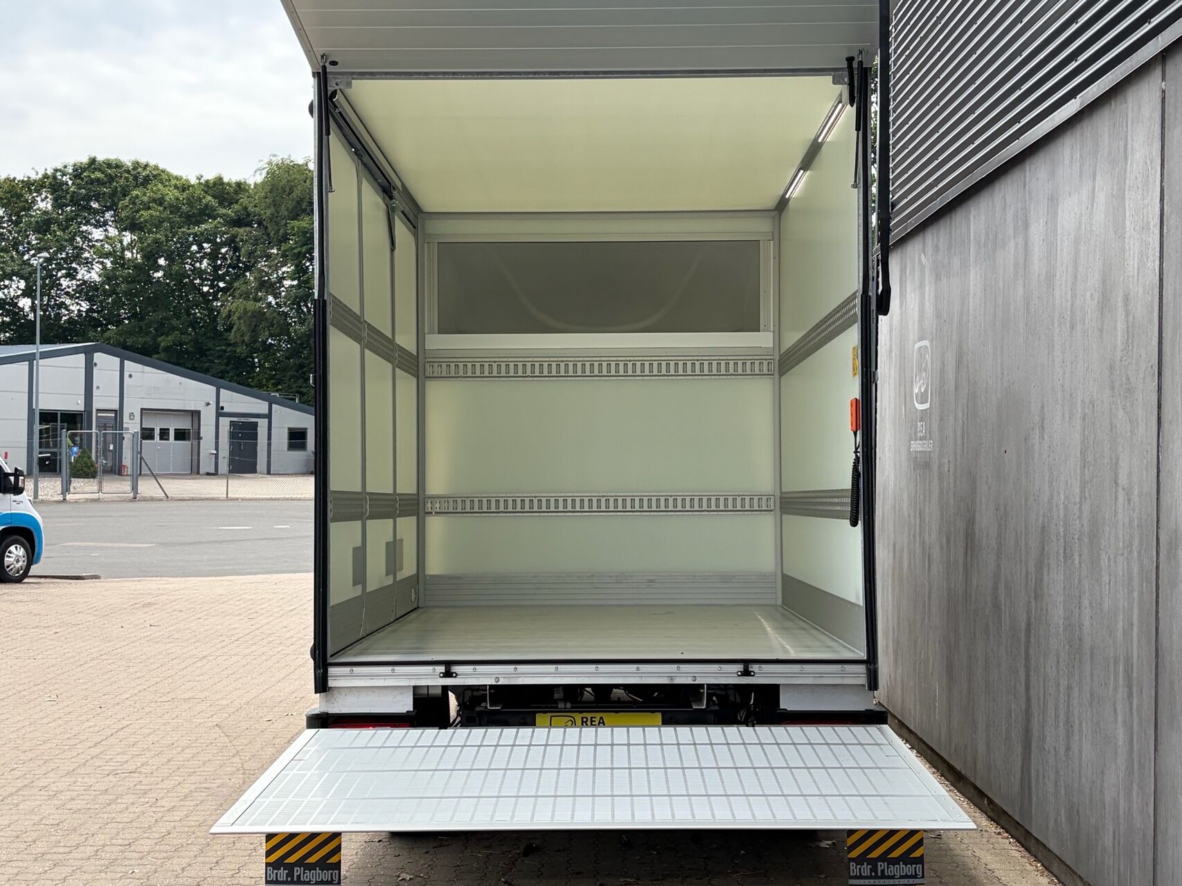 Billede af Iveco Daily 35S18 3750mm 3,0 D 180HK Ladv./Chas. 8g Aut.