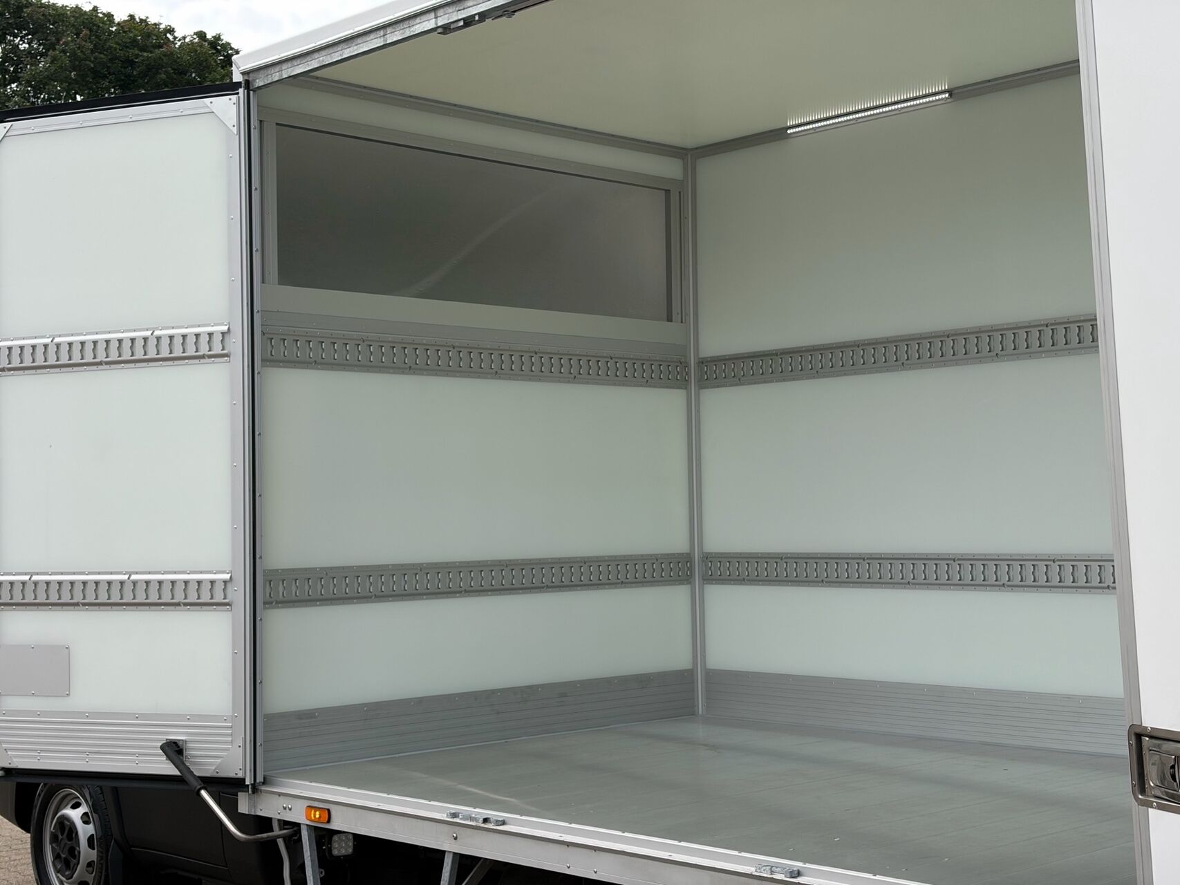 Billede af Iveco Daily 35S18 3750mm 3,0 D 180HK Ladv./Chas. 8g Aut.