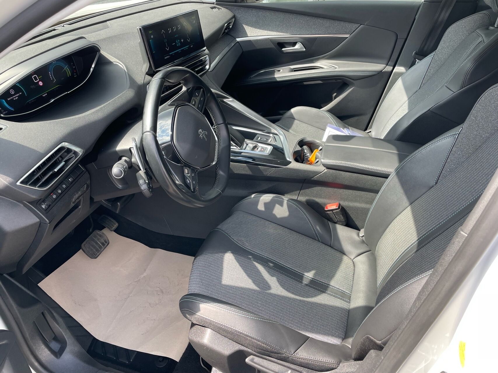 Billede af Peugeot 3008 1,6 PureTech  Plugin-hybrid Selection Sport EAT8 225HK 5d 8g Aut.