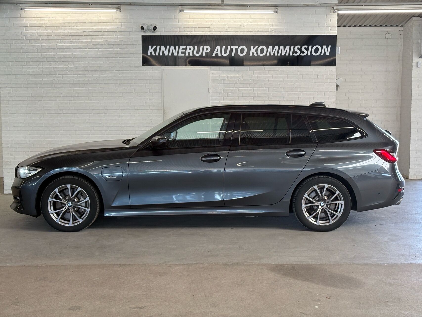 Billede af BMW 330e Touring 2,0 Plugin-hybrid Advantage Steptronic 292HK Stc 8g Aut.