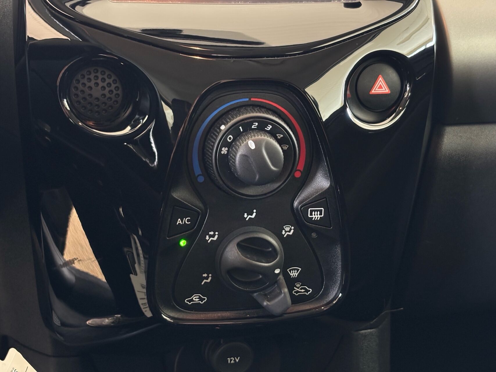 Billede af Peugeot 108 1,0 e-Vti Intense 69HK 5d