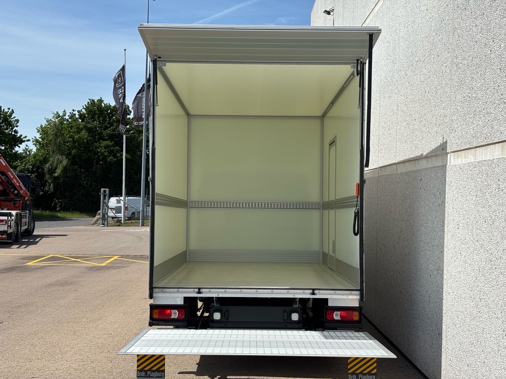 Billede af Iveco Daily 35S18 4100mm 3,0 D 180HK Ladv./Chas. 8g Aut.