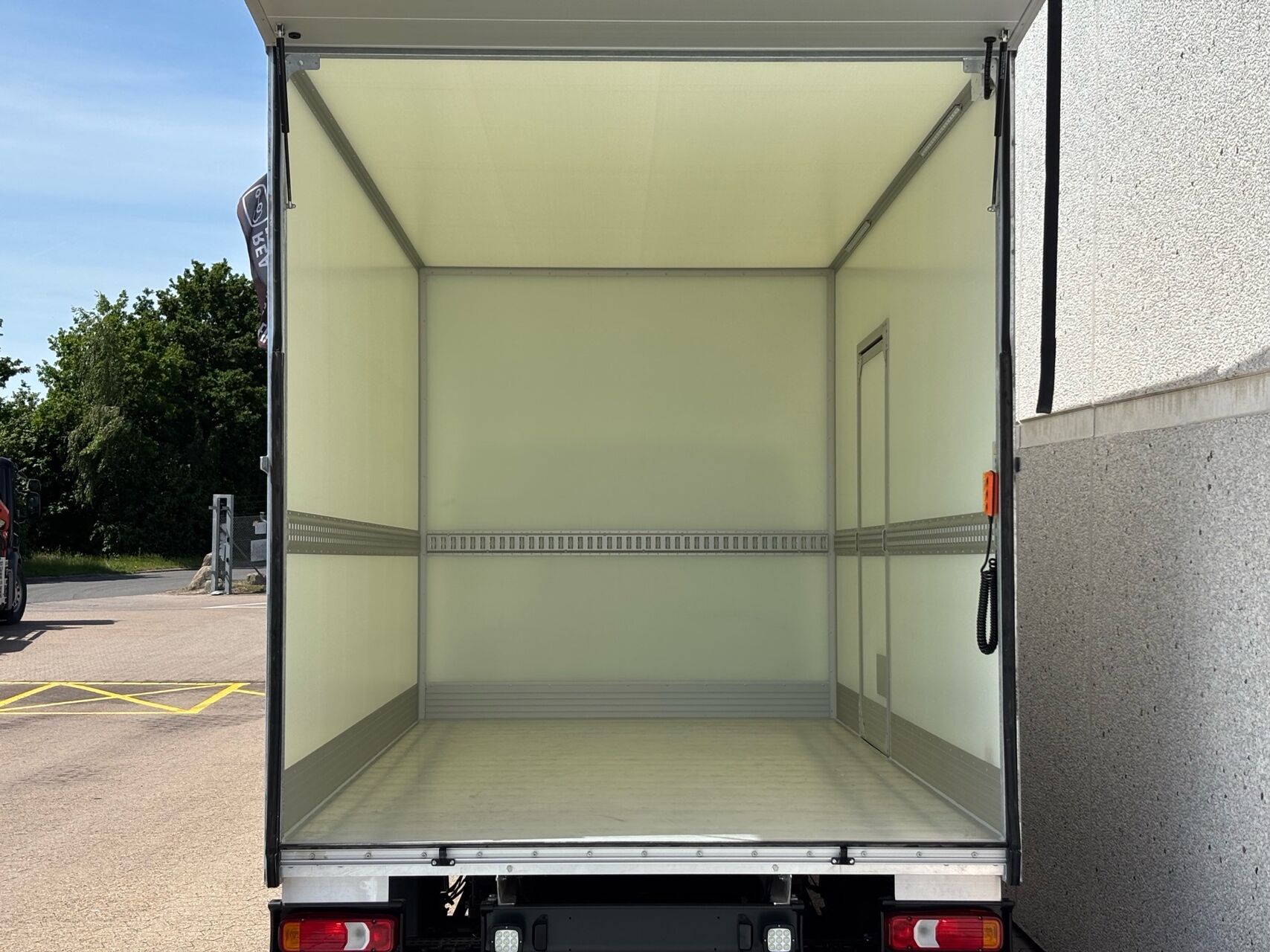 Billede af Iveco Daily 35S18 4100mm 3,0 D 180HK Ladv./Chas. 8g Aut.