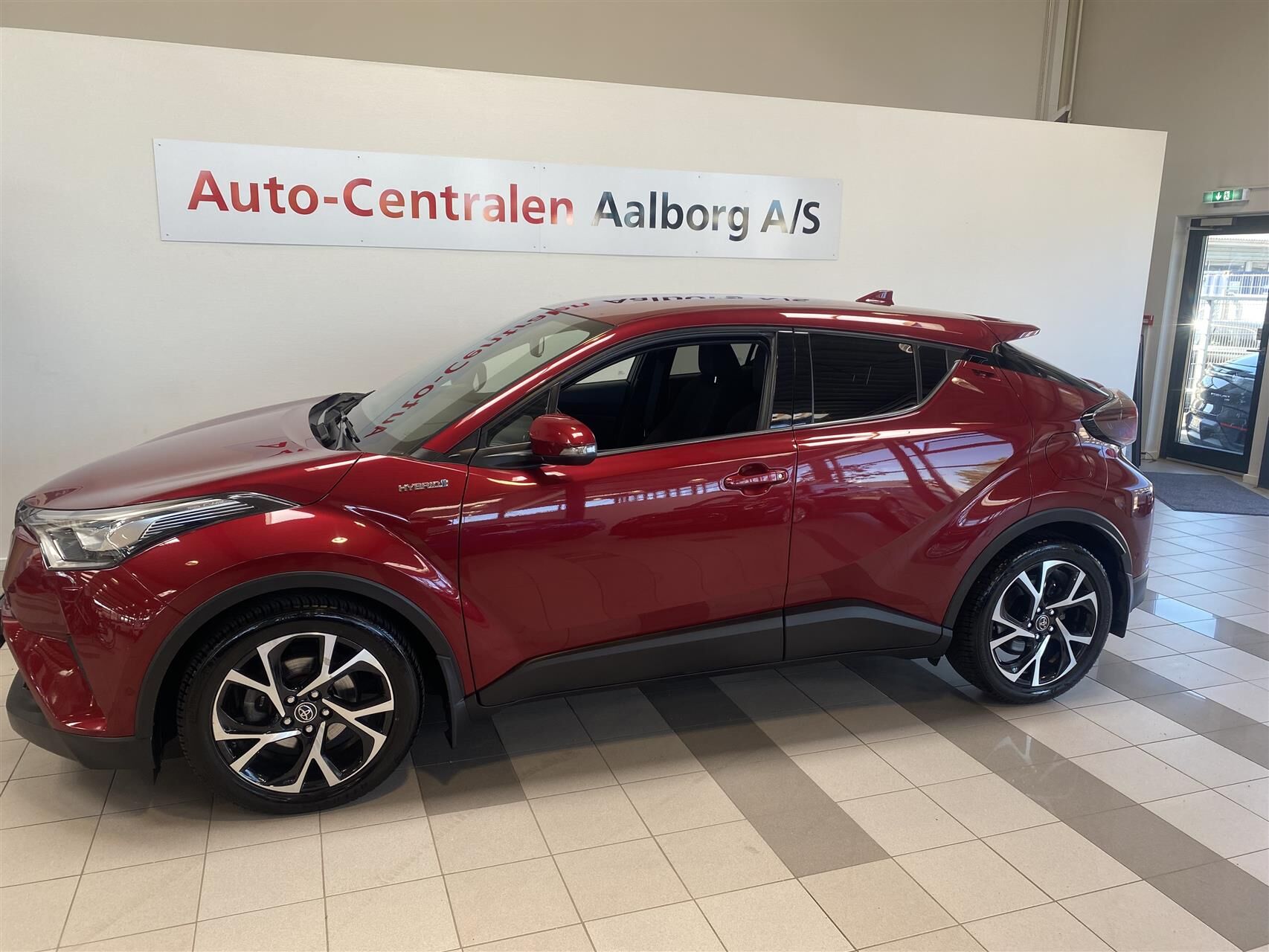 Billede af Toyota C-HR 1,8 Hybrid C-LUB Premium Selected Multidrive S 122HK 5d Aut.