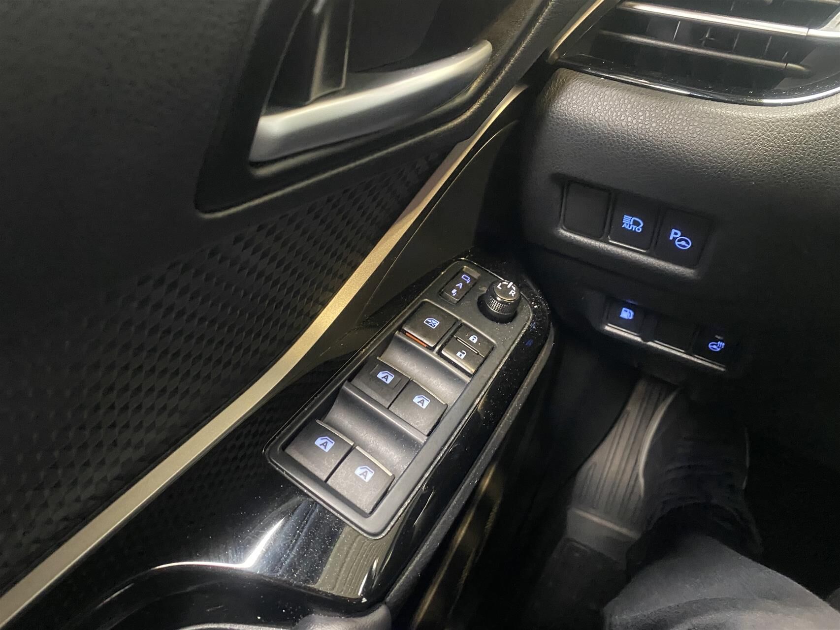 Billede af Toyota C-HR 1,8 Hybrid C-LUB Premium Selected Multidrive S 122HK 5d Aut.