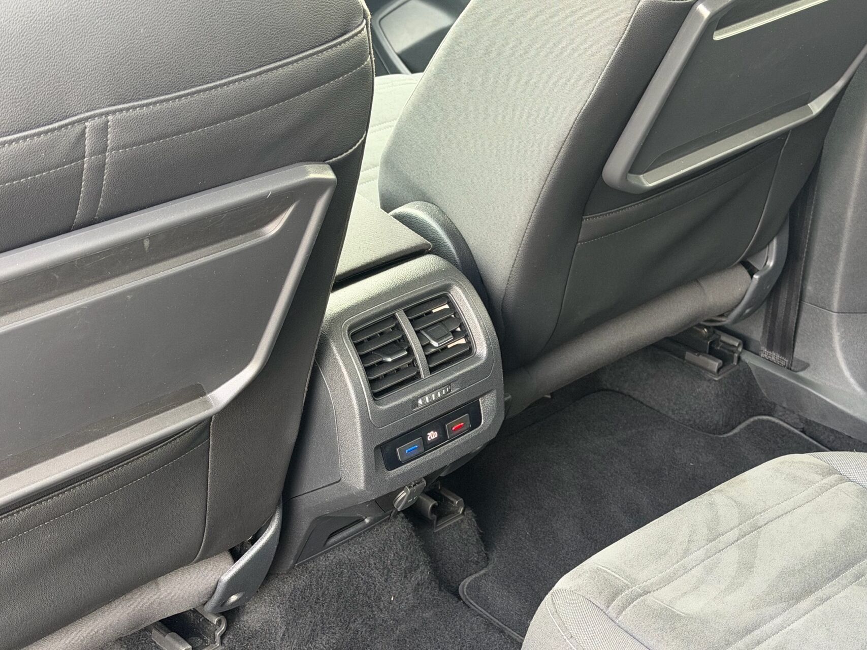 Billede af VW Touran 2,0 TDI SCR R-Line DSG 190HK 6g Aut.