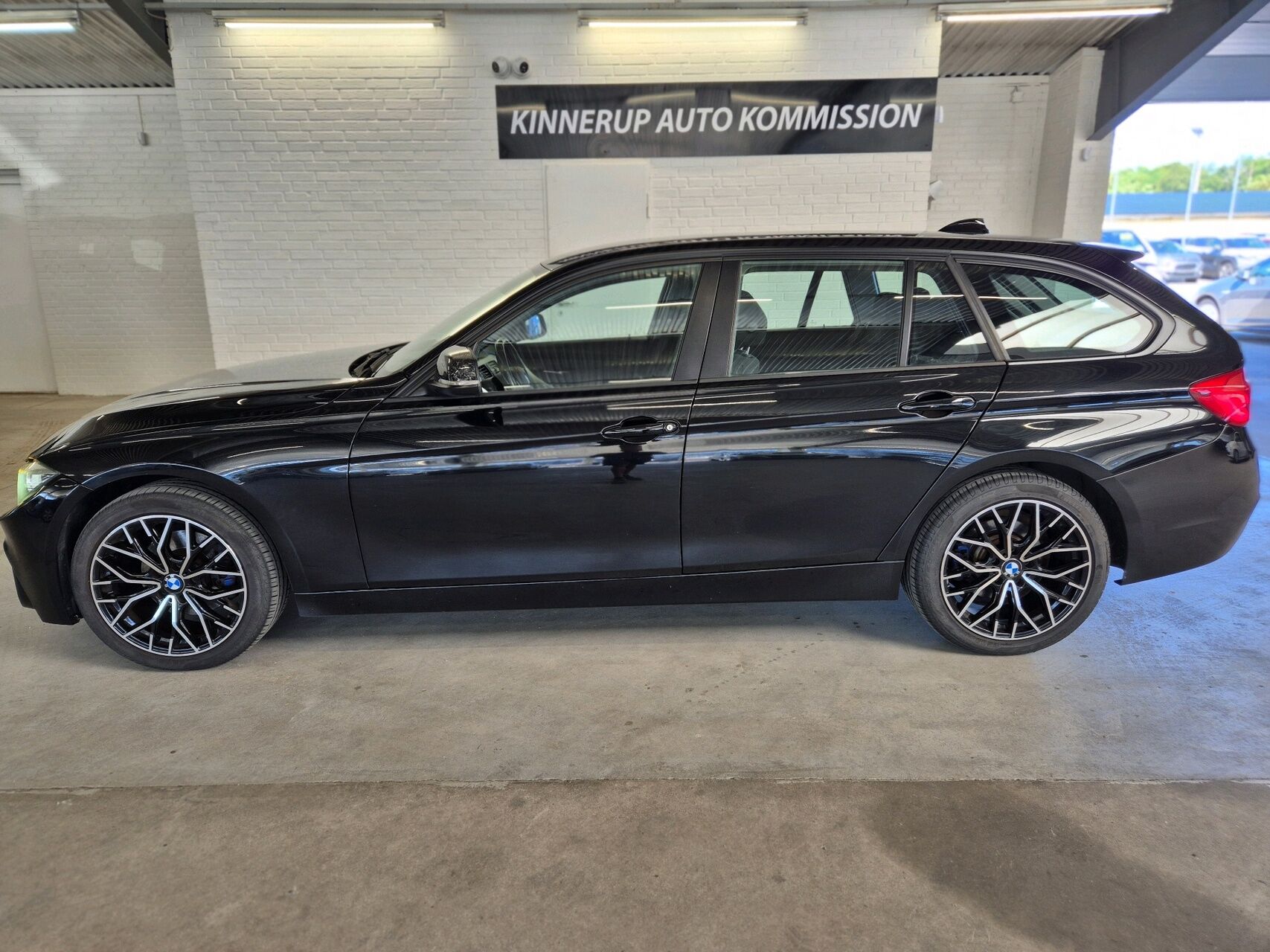 Billede af BMW 320d Touring 2,0 D Advantage Steptronic 190HK Stc 8g Aut.