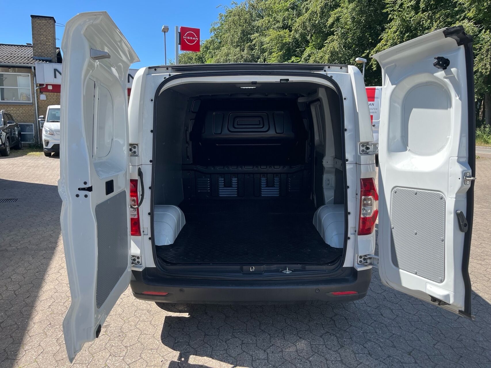 Billede af Maxus e-Deliver 3 SWB 50,2 kWh EL 160HK Van Aut.