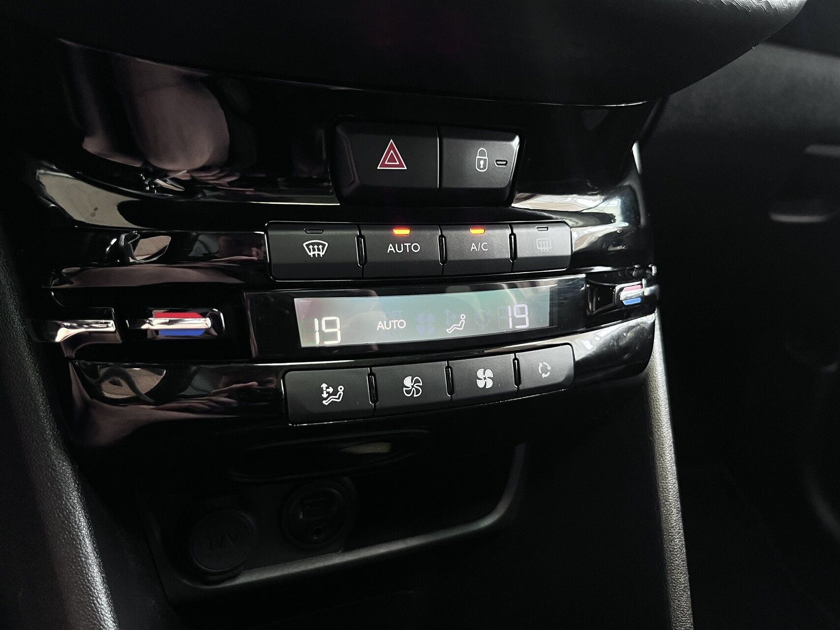 Billede af Peugeot 208 1,6 BlueHDi Desire Sky 100HK 5d