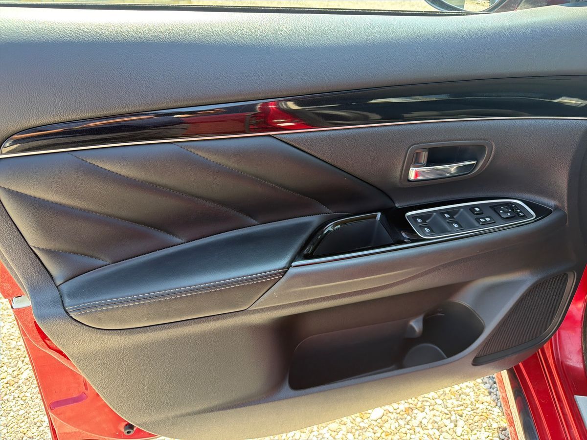 Billede af Mitsubishi Outlander 2,4 PHEV  Plugin-hybrid Inform+ 4WD 224HK 5d 6g Trinl. Gear