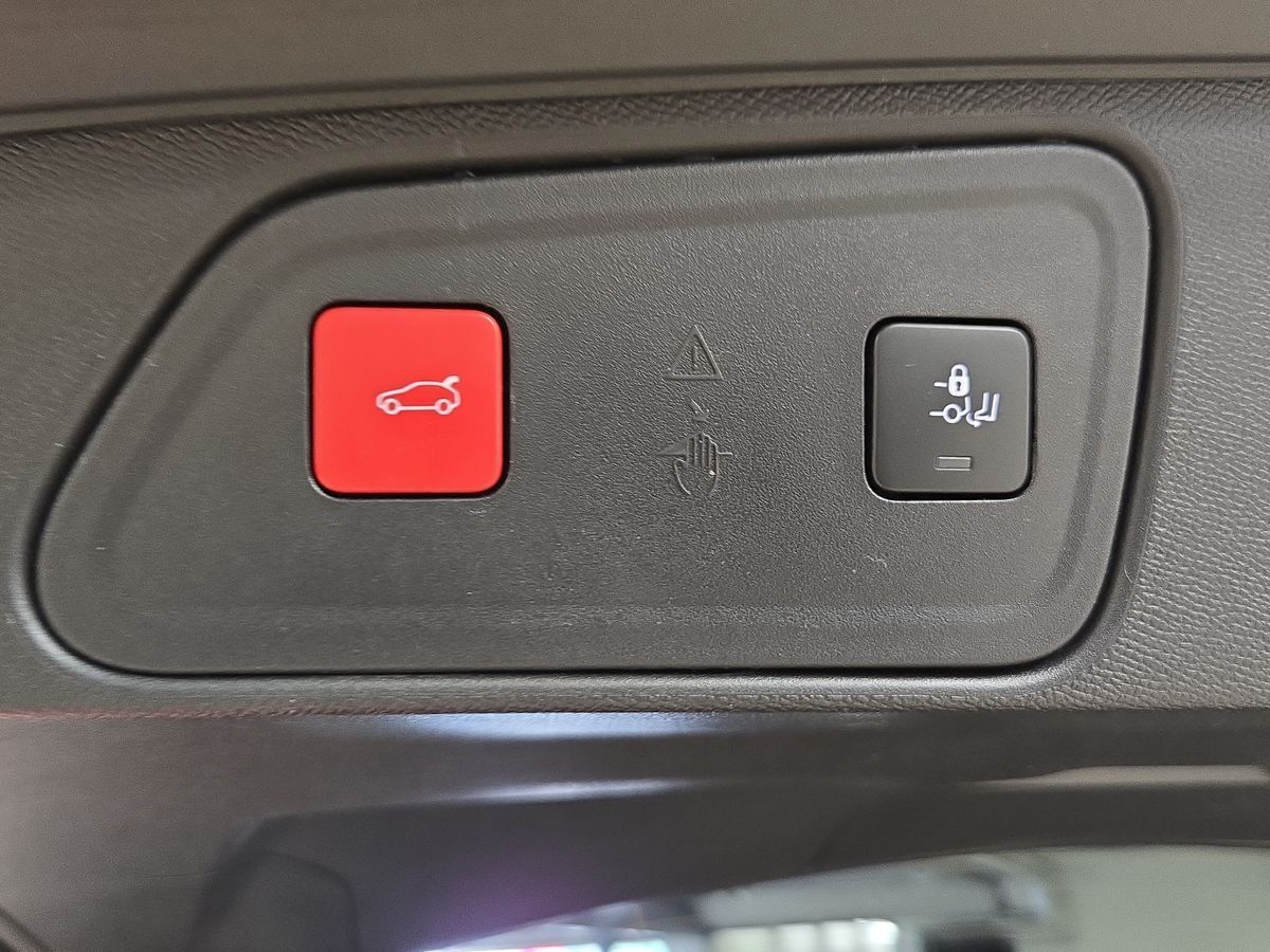 Billede af Peugeot 3008 1,6 PureTech  Plugin-hybrid First Selection EAT8 225HK 5d 8g Aut.