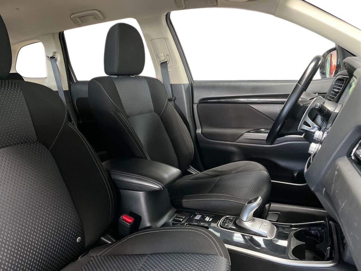 Billede af Mitsubishi Outlander 2,4 PHEV  Plugin-hybrid Invite 4WD 224HK 5d 6g Trinl. Gear