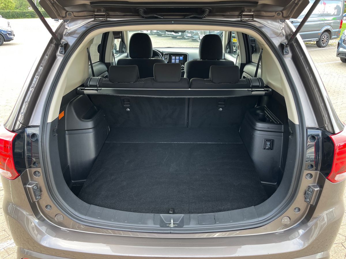 Billede af Mitsubishi Outlander 2,4 PHEV  Plugin-hybrid Invite 4WD 224HK 5d 6g Trinl. Gear