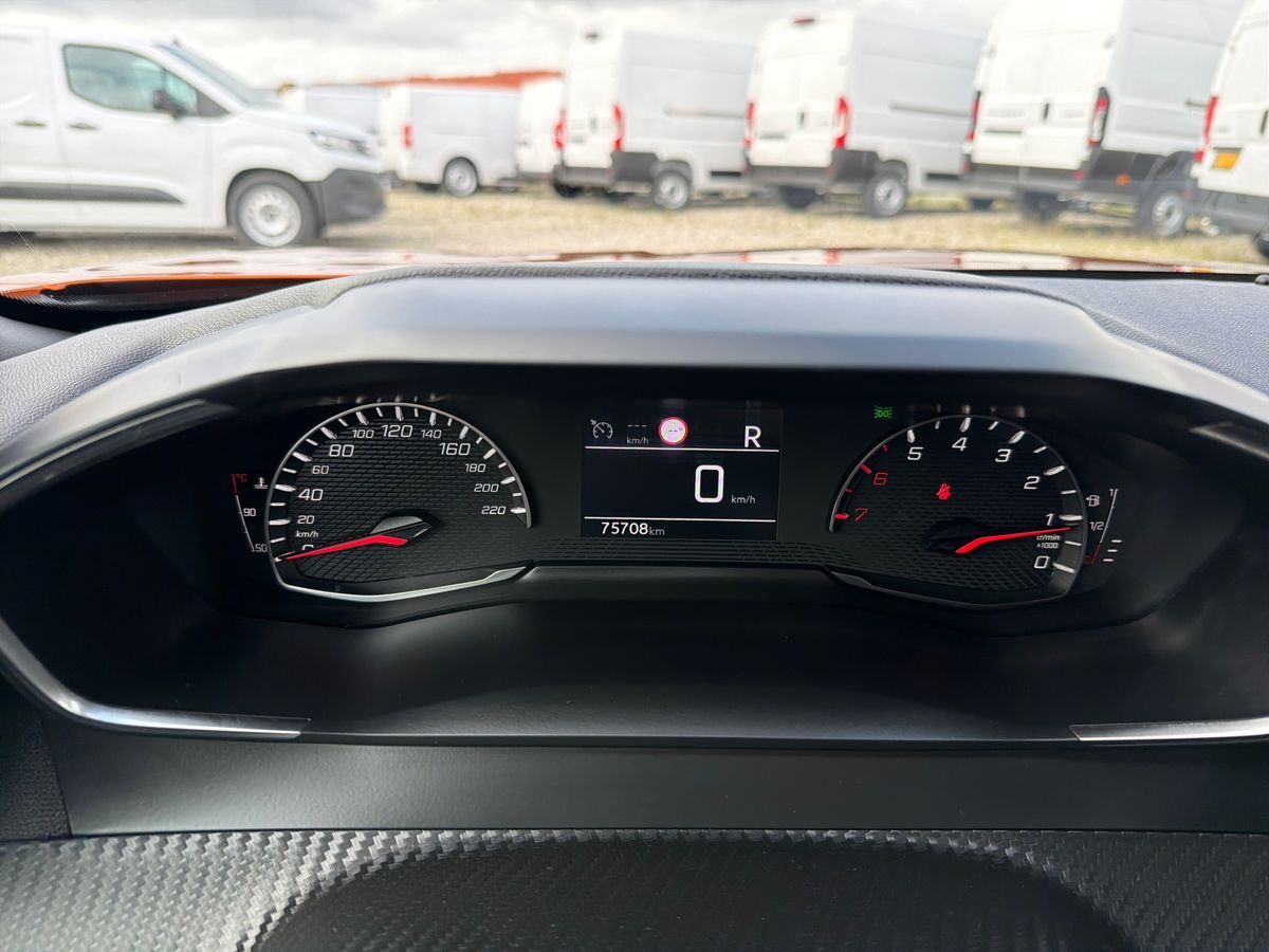 Billede af Peugeot 2008 1,2 PureTech Vision Pack EAT8 130HK 5d 8g Aut.