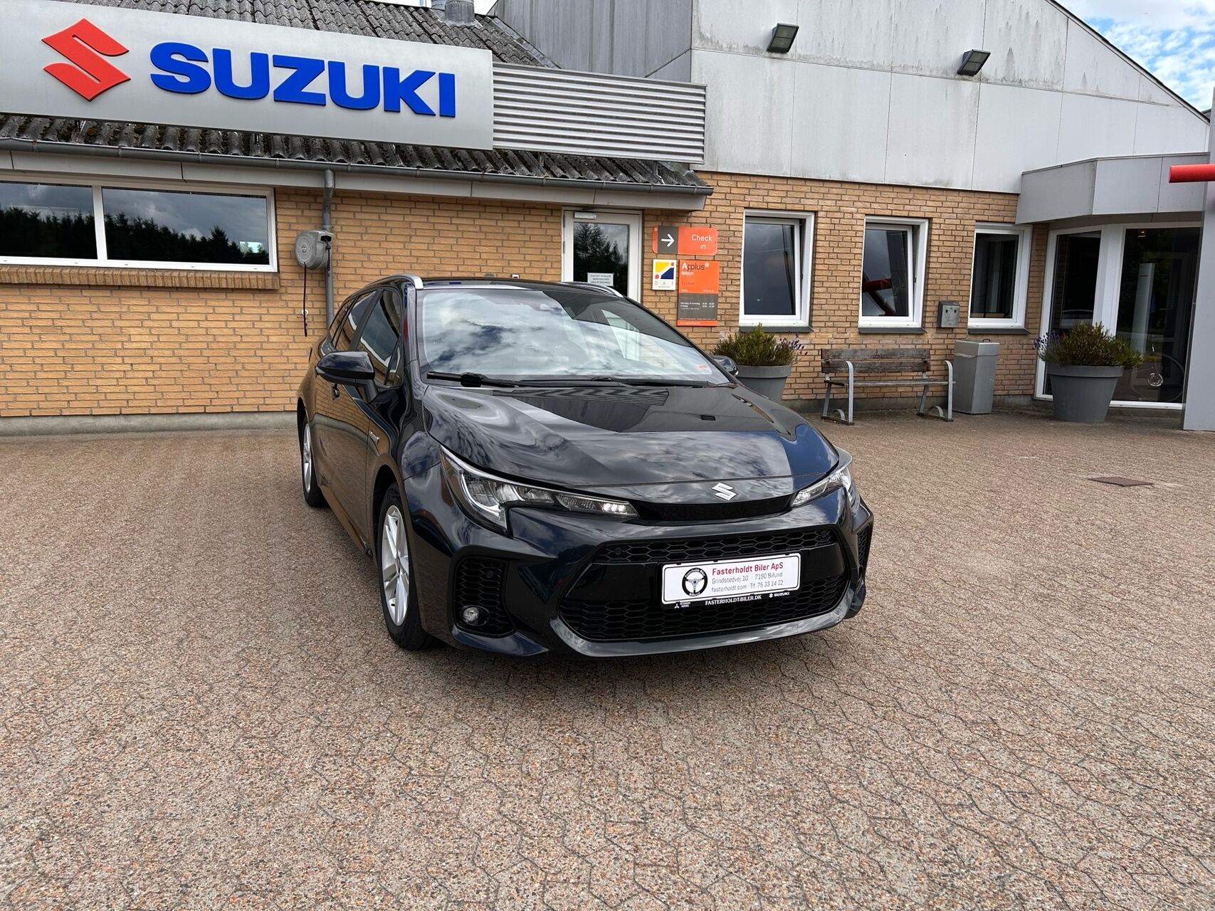Billede af Suzuki Swace 1,8 Hybrid Active E-CVT 122HK Stc Trinl. Gear