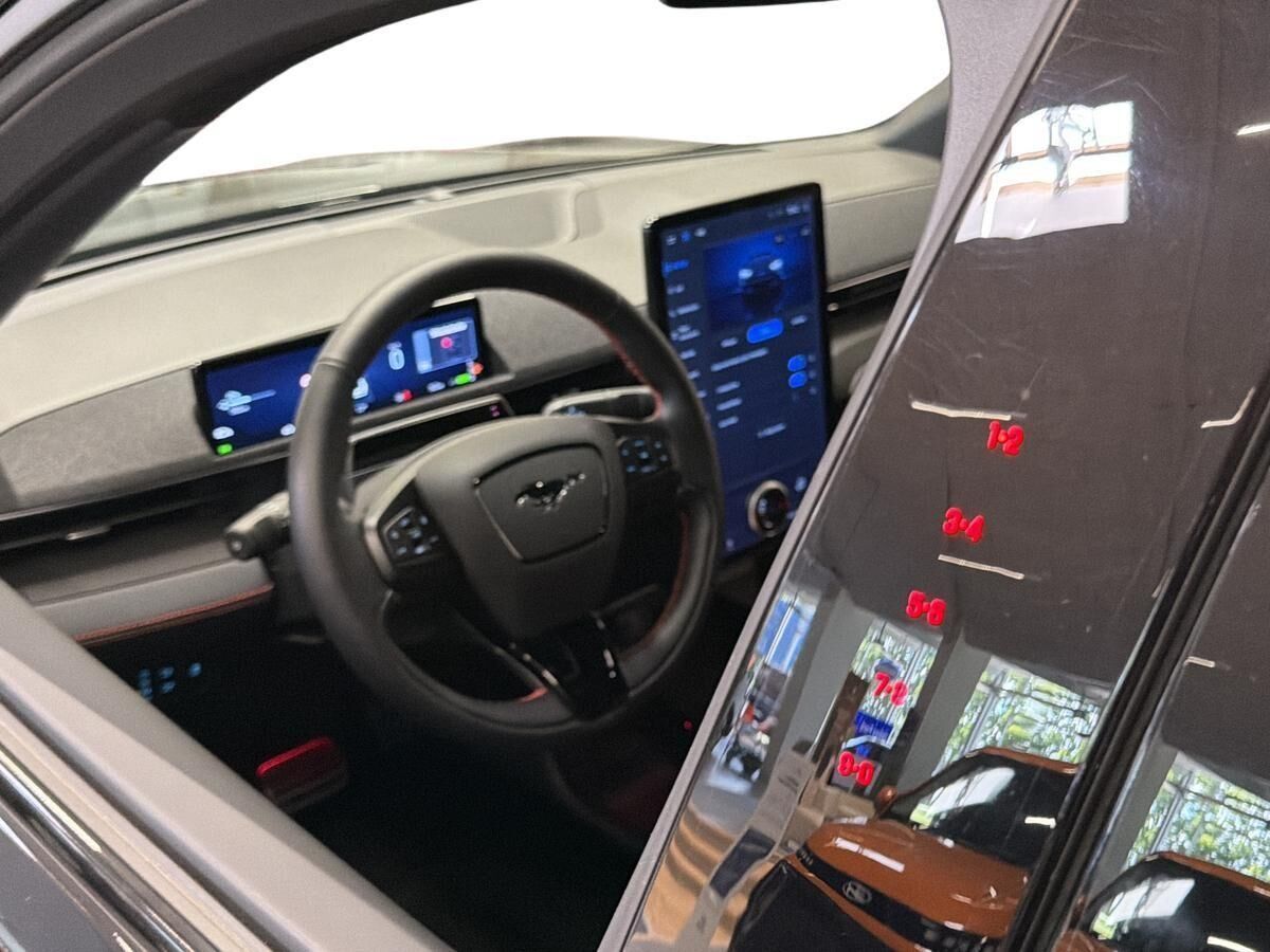 Billede af Ford Mustang Mach-E EL UR Premium AWD 375HK 5d Aut.