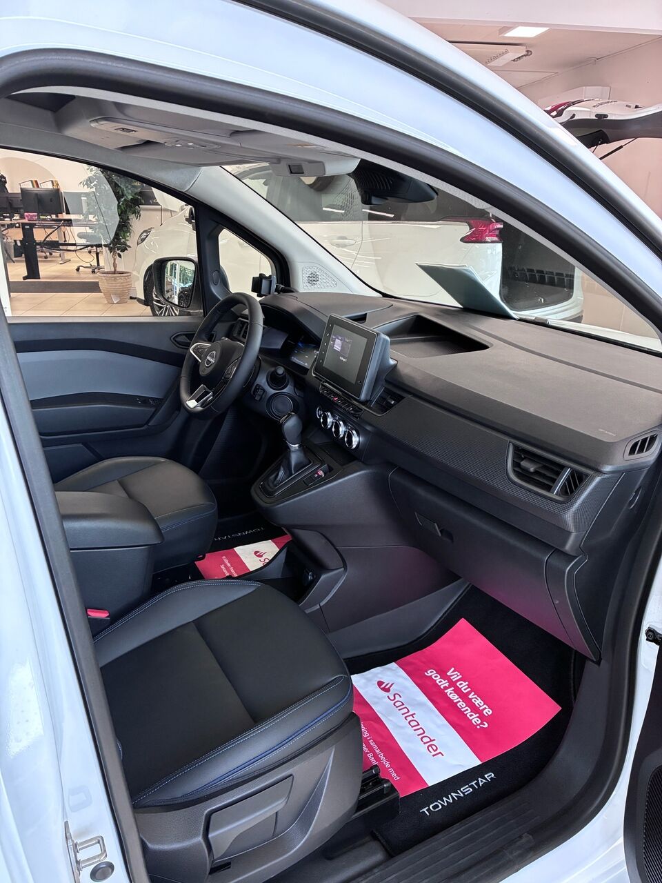 Billede af Nissan Townstar Van Electric 45KWH L2 N-Connecta Blind FD + Blind D