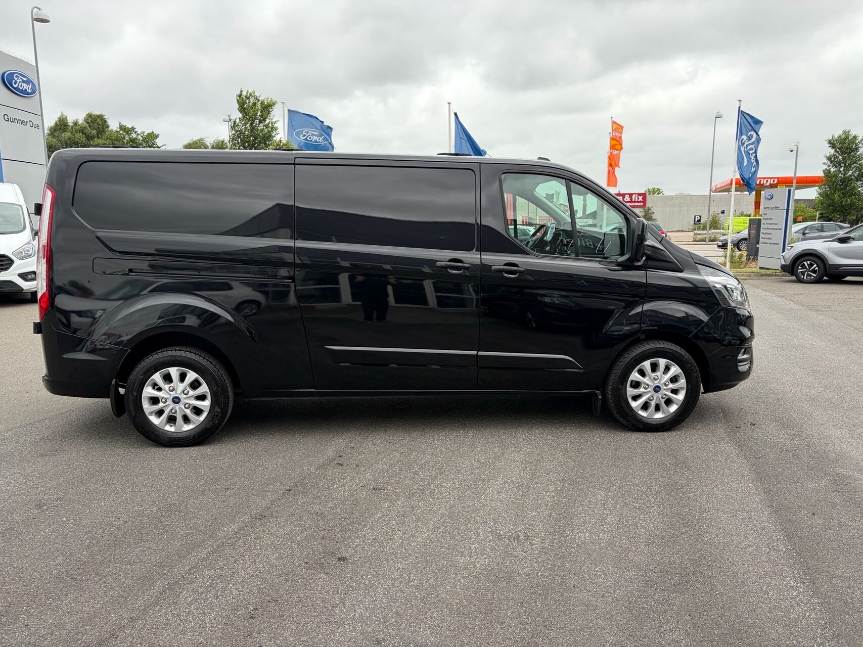 Billede af Ford Transit Custom 340 L2H1 2,0 TDCi Limited 170HK Van 6g Aut.
