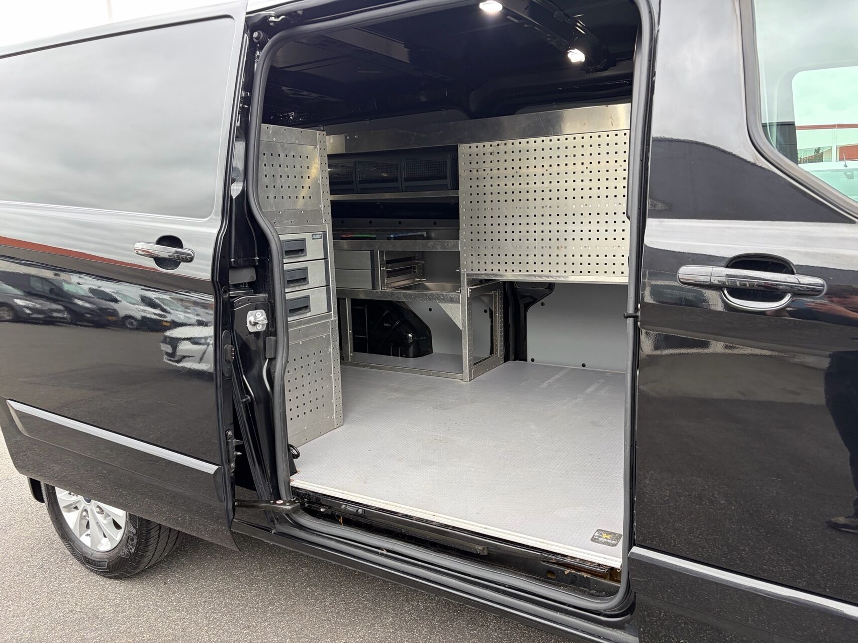Billede af Ford Transit Custom 340 L2H1 2,0 TDCi Limited 170HK Van 6g Aut.
