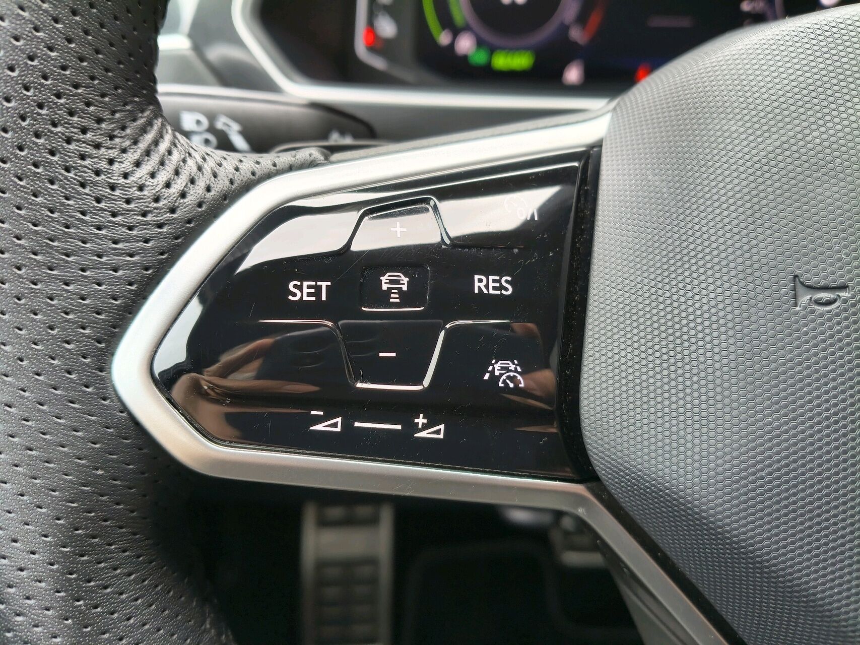 Billede af VW Tiguan 1,4 TSI eHybrid R-Line DSG 245HK 5d 6g Aut.