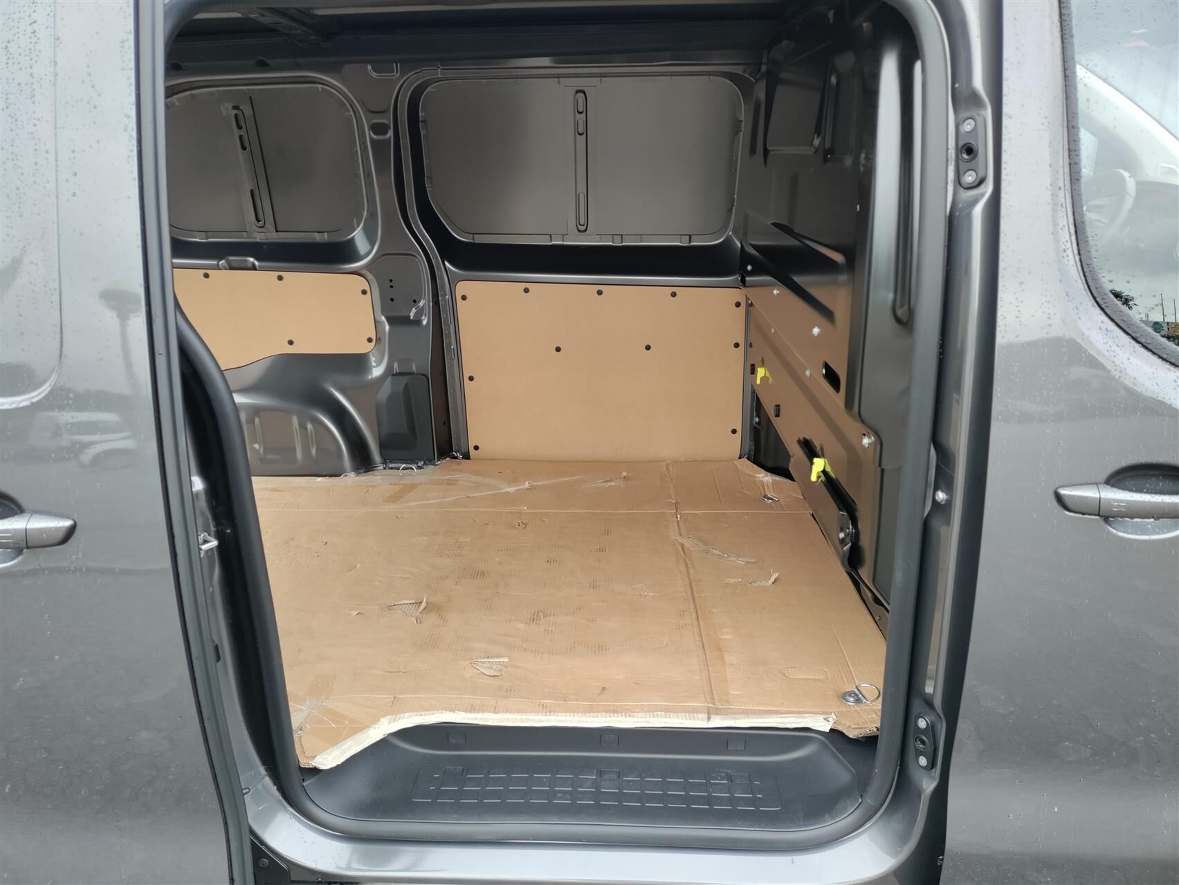 Billede af Peugeot Expert L2 2,0 BlueHDi Premium EAT8 144HK Van 8g Aut.