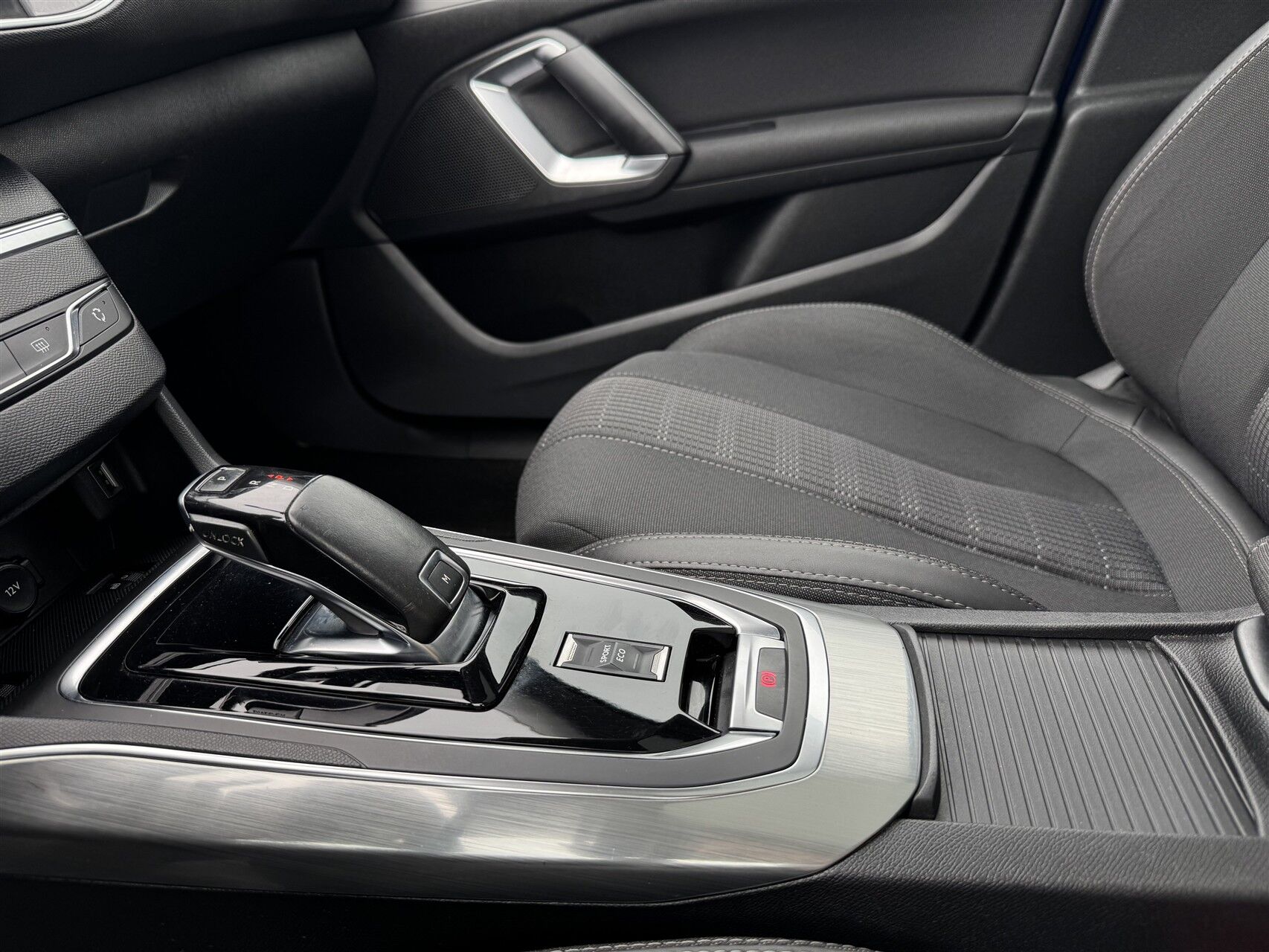 Billede af Peugeot 308 SW 1,2 PureTech Selection Sky EAT8 130HK Stc 8g Aut.
