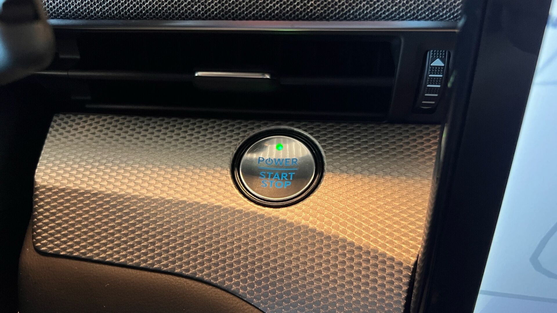 Billede af Ford Mustang Mach-E EL SR Select 269HK 5d Aut.
