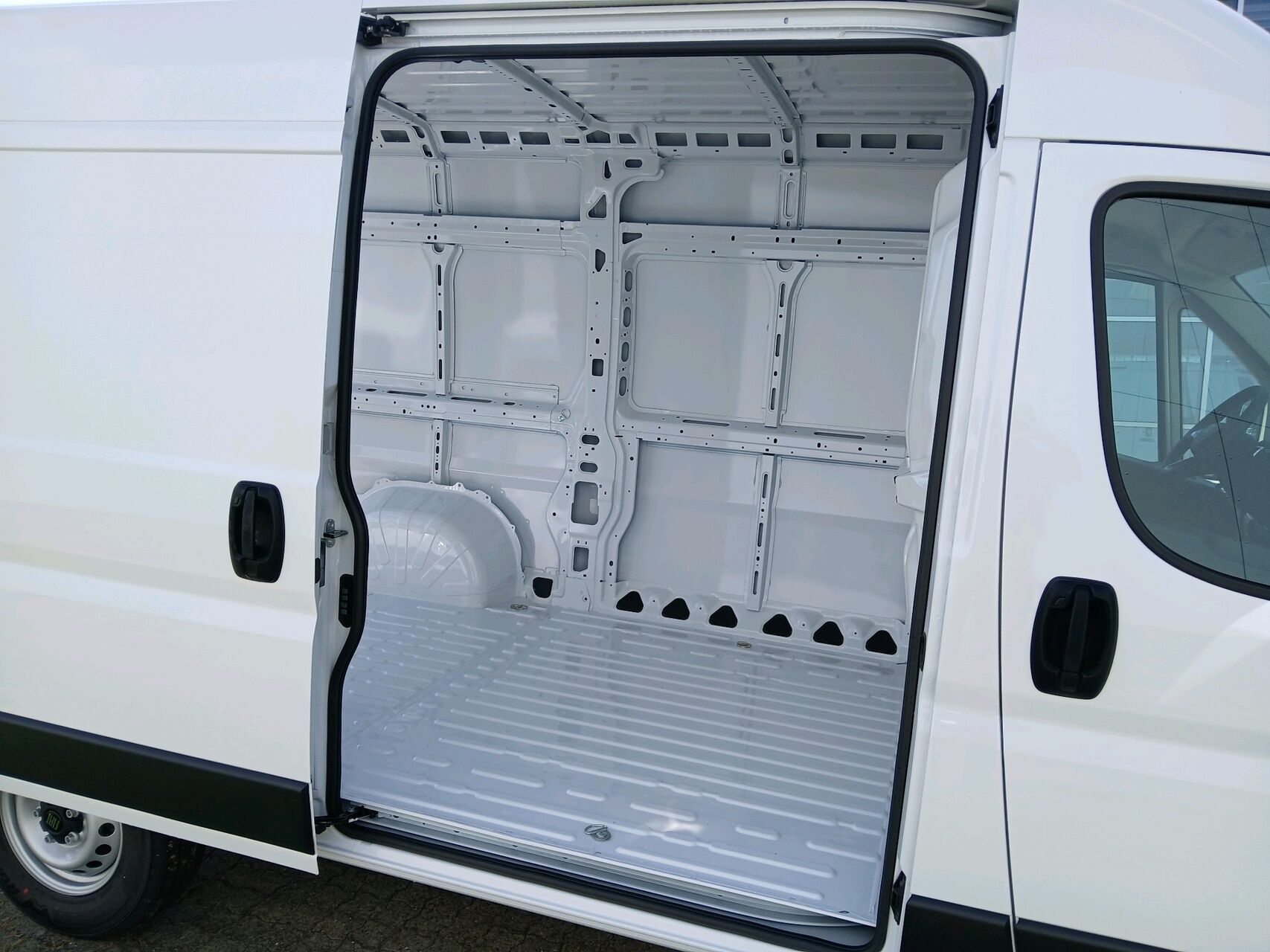 Billede af Fiat Ducato 35M L2H2 2,2 Multijet Pro 180HK Van 8g Aut.