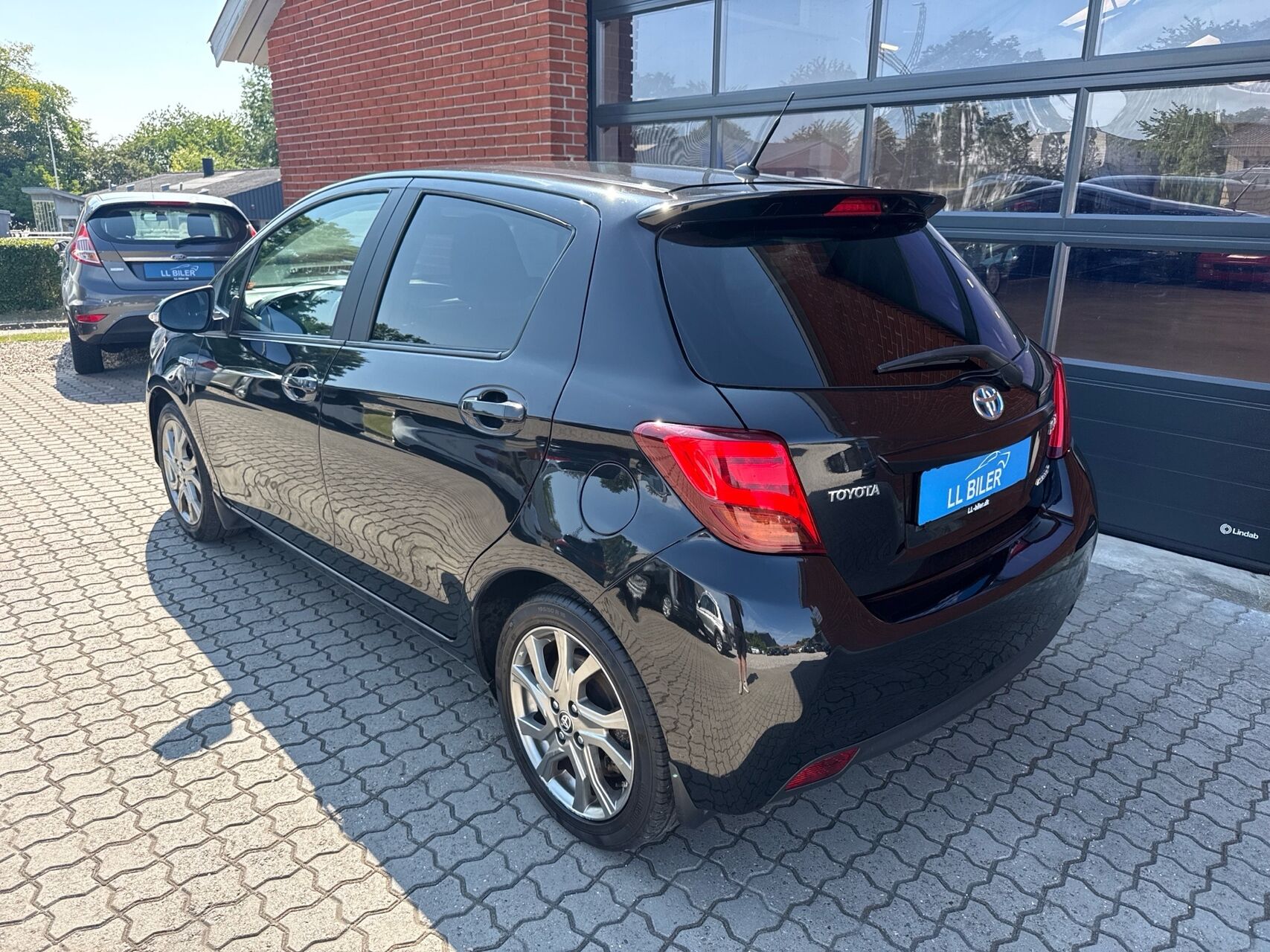 Billede af Toyota Yaris 1,5 Hybrid H2 Style E-CVT 100HK 5d Trinl. Gear