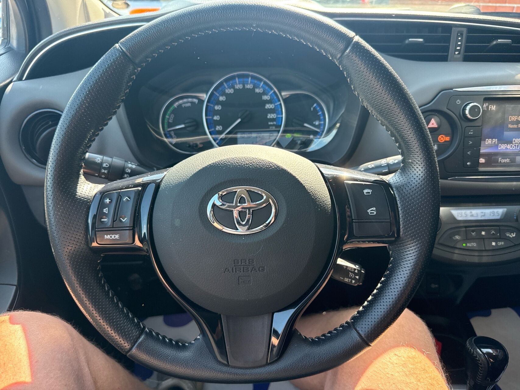 Billede af Toyota Yaris 1,5 Hybrid H2 Style E-CVT 100HK 5d Trinl. Gear