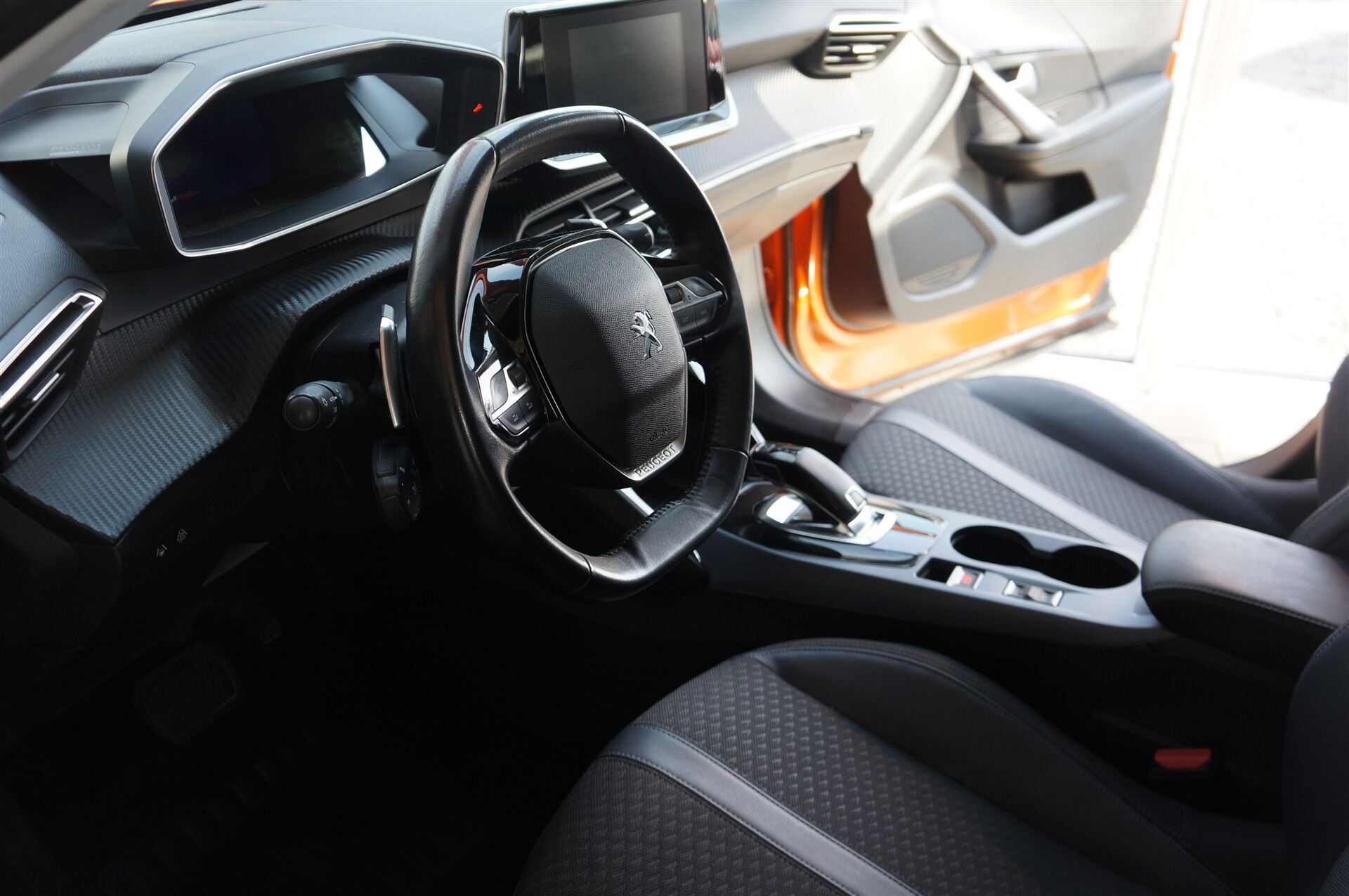 Billede af Peugeot 2008 1,2 PureTech Edition 210+ EAT8 130HK 5d 8g Aut.