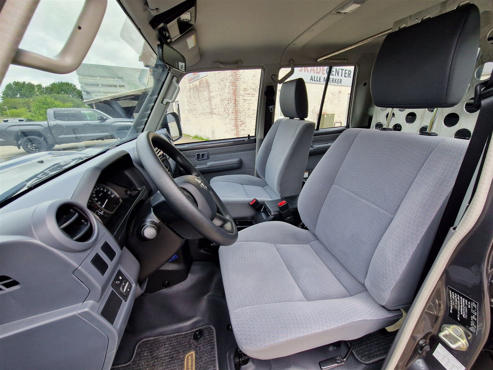 Billede af Toyota Landcruiser GRJ79 4,8 4x4 231HK DobKab 8g Aut.