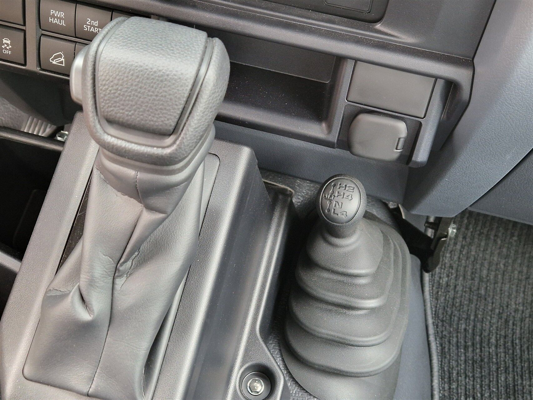 Billede af Toyota Landcruiser GRJ79 4,8 4x4 231HK DobKab 8g Aut.