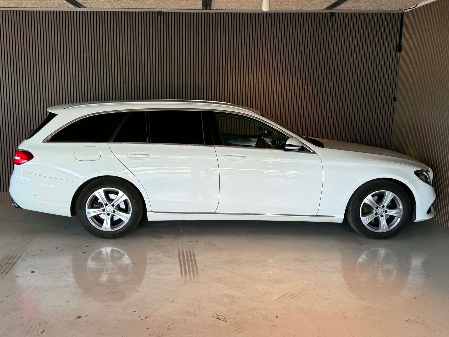 Billede af Mercedes-Benz E220 d T 2,0 D Avantgarde 9G-Tronic 194HK Stc Aut.