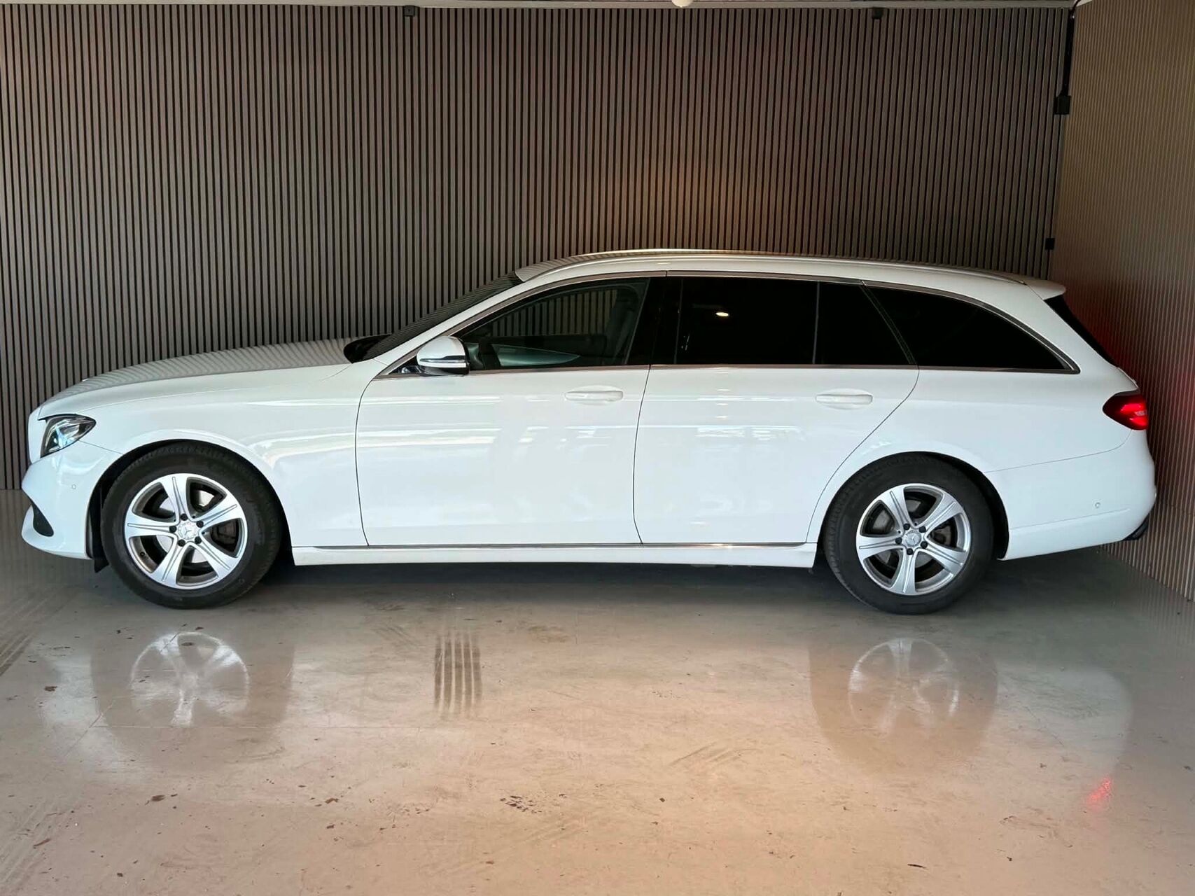 Billede af Mercedes-Benz E220 d T 2,0 D Avantgarde 9G-Tronic 194HK Stc Aut.