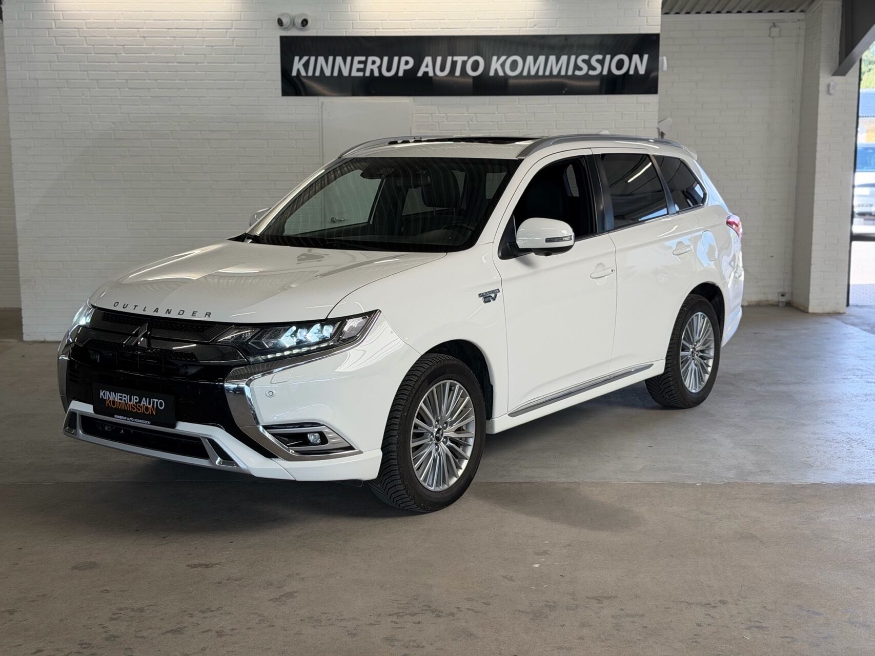 Billede af Mitsubishi Outlander 2,4 PHEV  Plugin-hybrid Invite 4WD 224HK 5d 6g Trinl. Gear