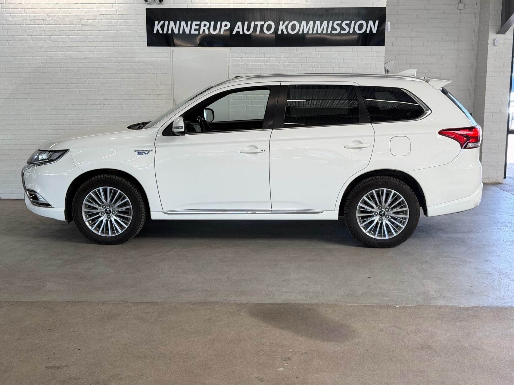 Billede af Mitsubishi Outlander 2,4 PHEV  Plugin-hybrid Invite 4WD 224HK 5d 6g Trinl. Gear